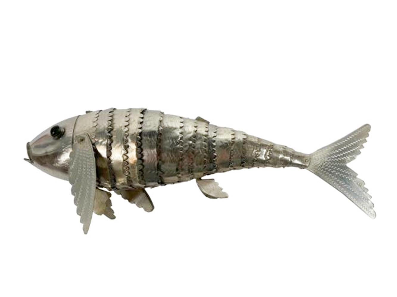 Versilbertes, bewegliches Modell eines Fisches mit grünen Glasaugen, Mid-Century Modern (Mexikanisch) im Angebot