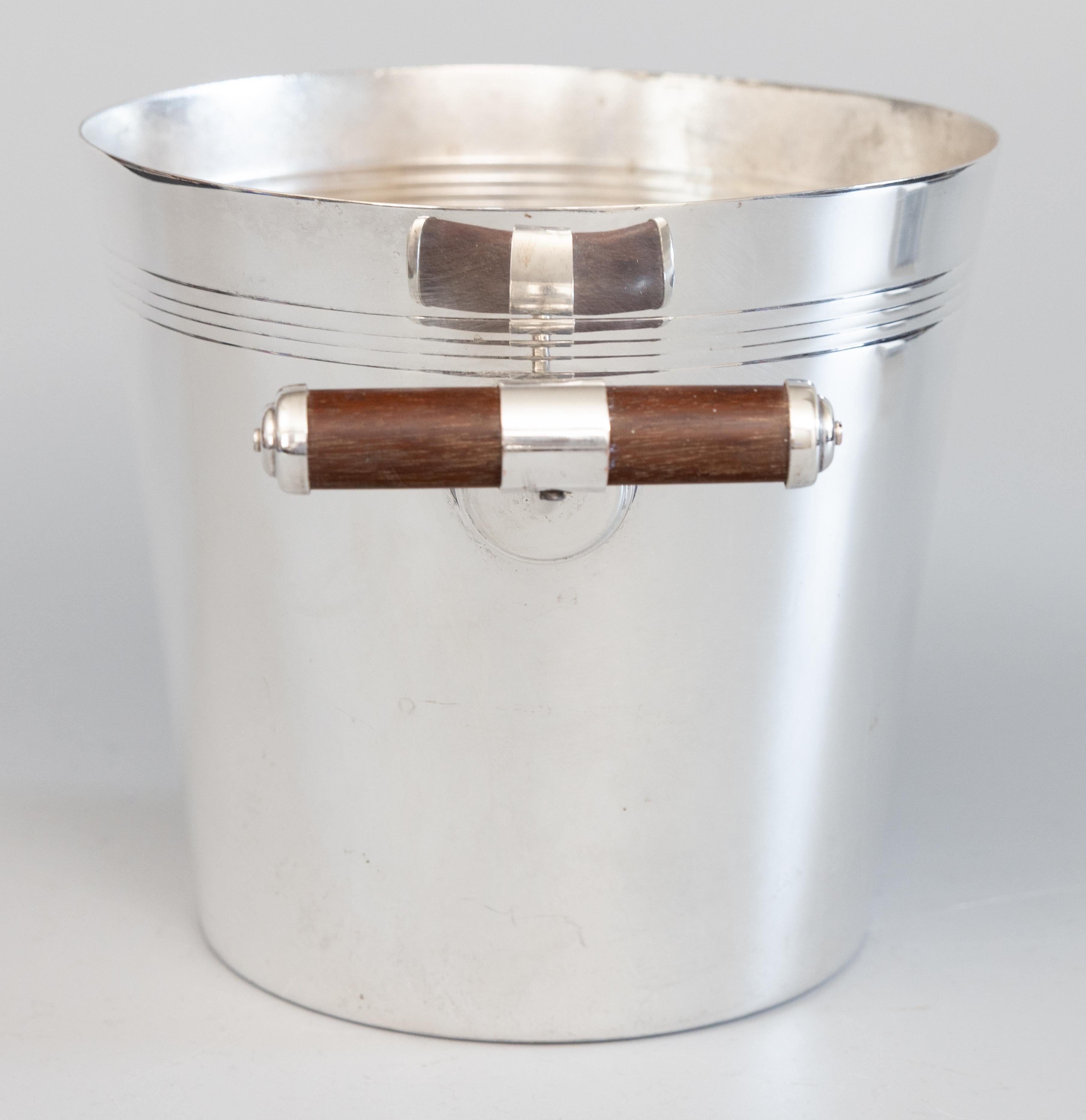 Fabuleux seau à champagne ou refroidisseur à vin en métal argenté avec poignées en bois. Pas de marque de fabricant. Ce seau à glace élégant est bien fabriqué avec un design épuré, parfait pour la maison moderne. Le diamètre est de 8,25 pouces, la