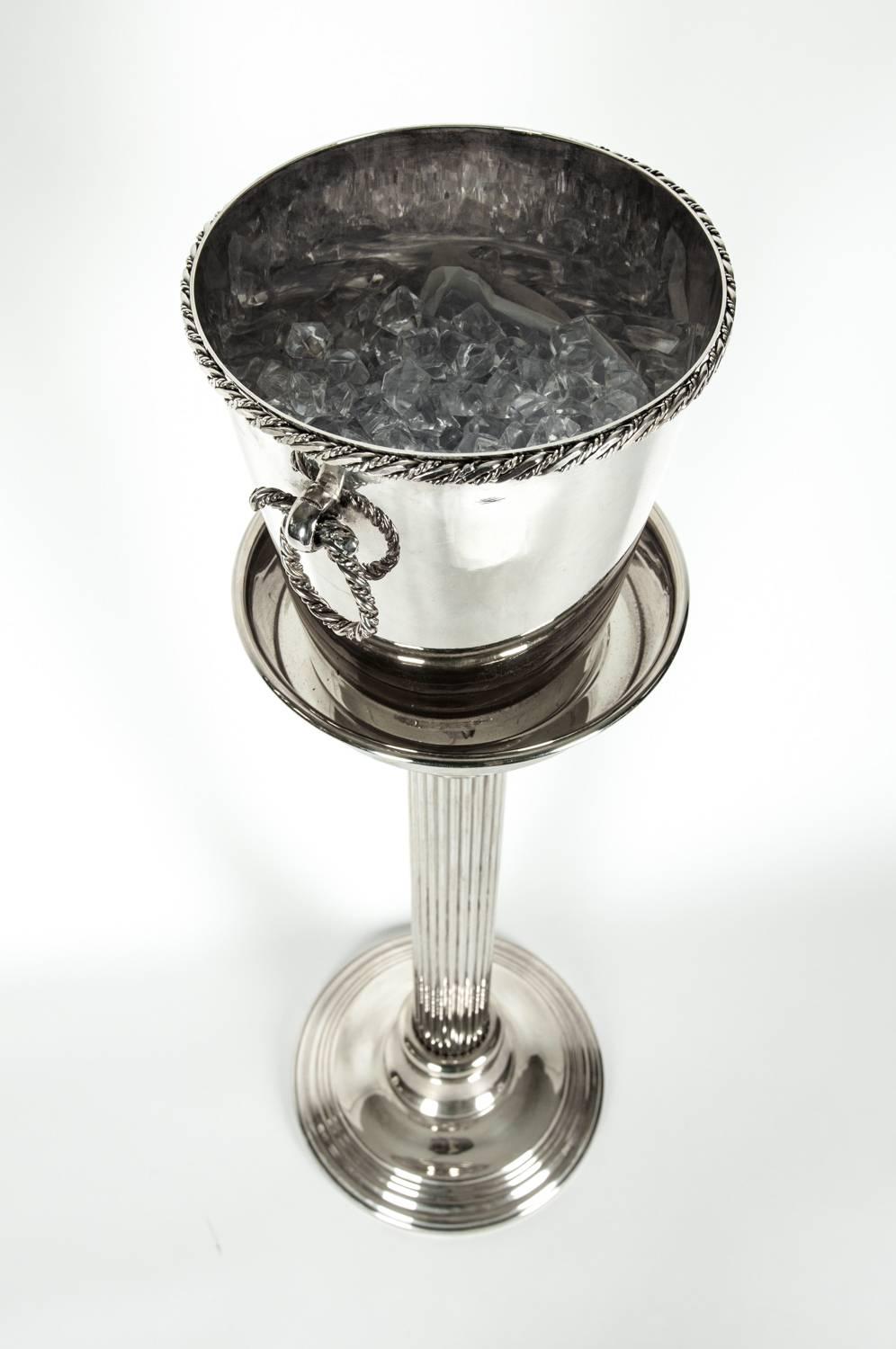 Mid-Century Modern Silver Plate Ice Bucket/Wine Cooler on Stand In Excellent Condition In Tarry Town, NY