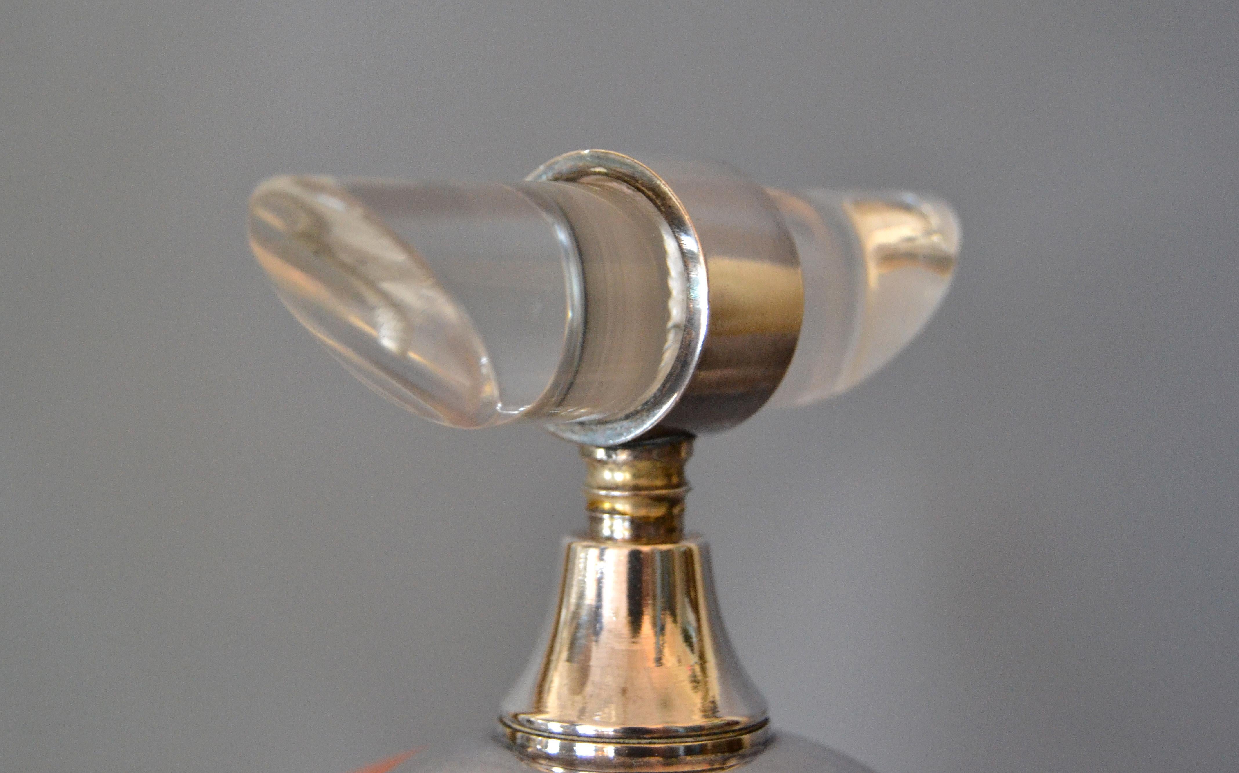 Set de tocador moderno de mediados de siglo de chapa de plata y lucite Botella de perfume y polvera Chapado en plata en venta