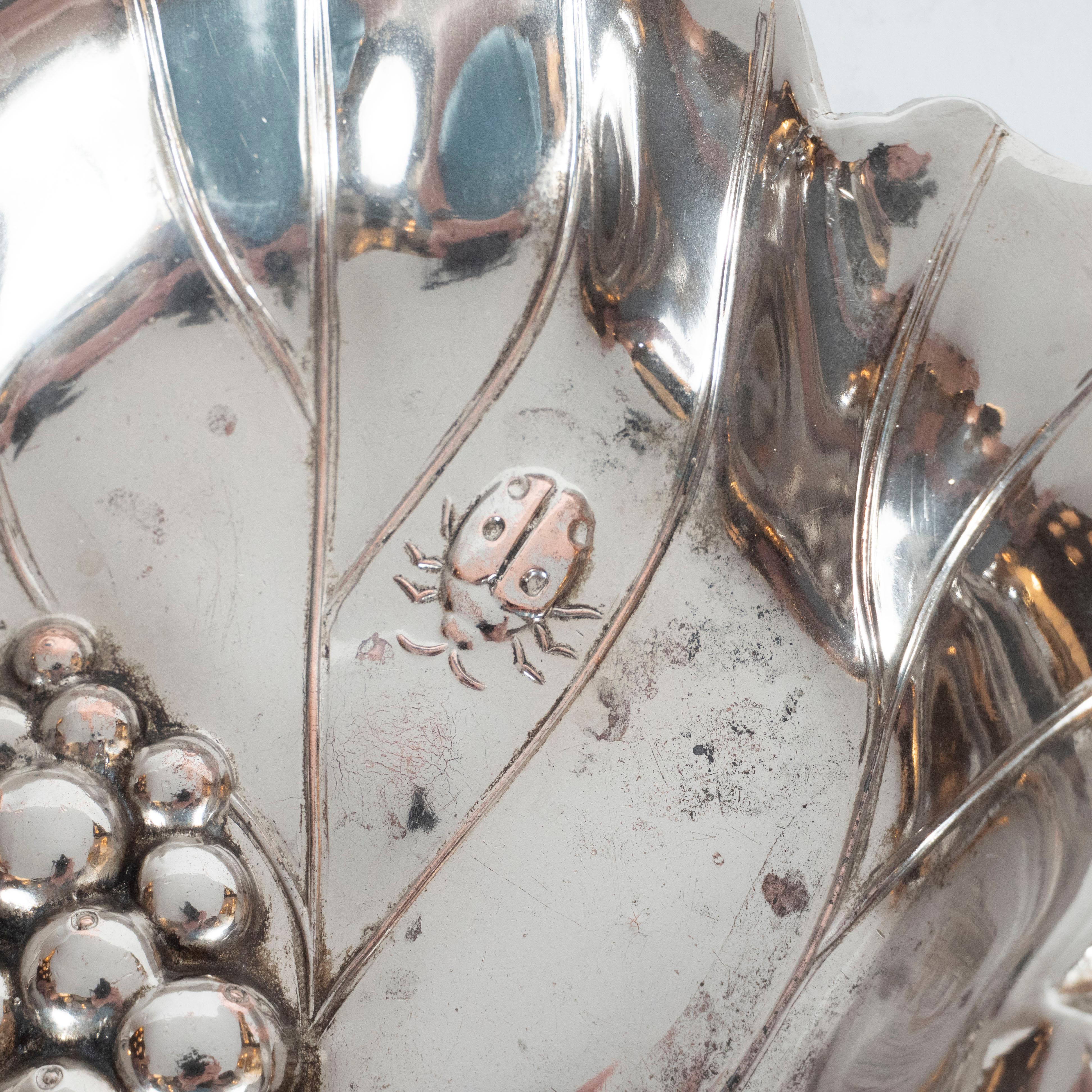 Américain Plat décoratif en forme de feuille de raisin stylisé en métal argenté, moderne du milieu du siècle dernier en vente