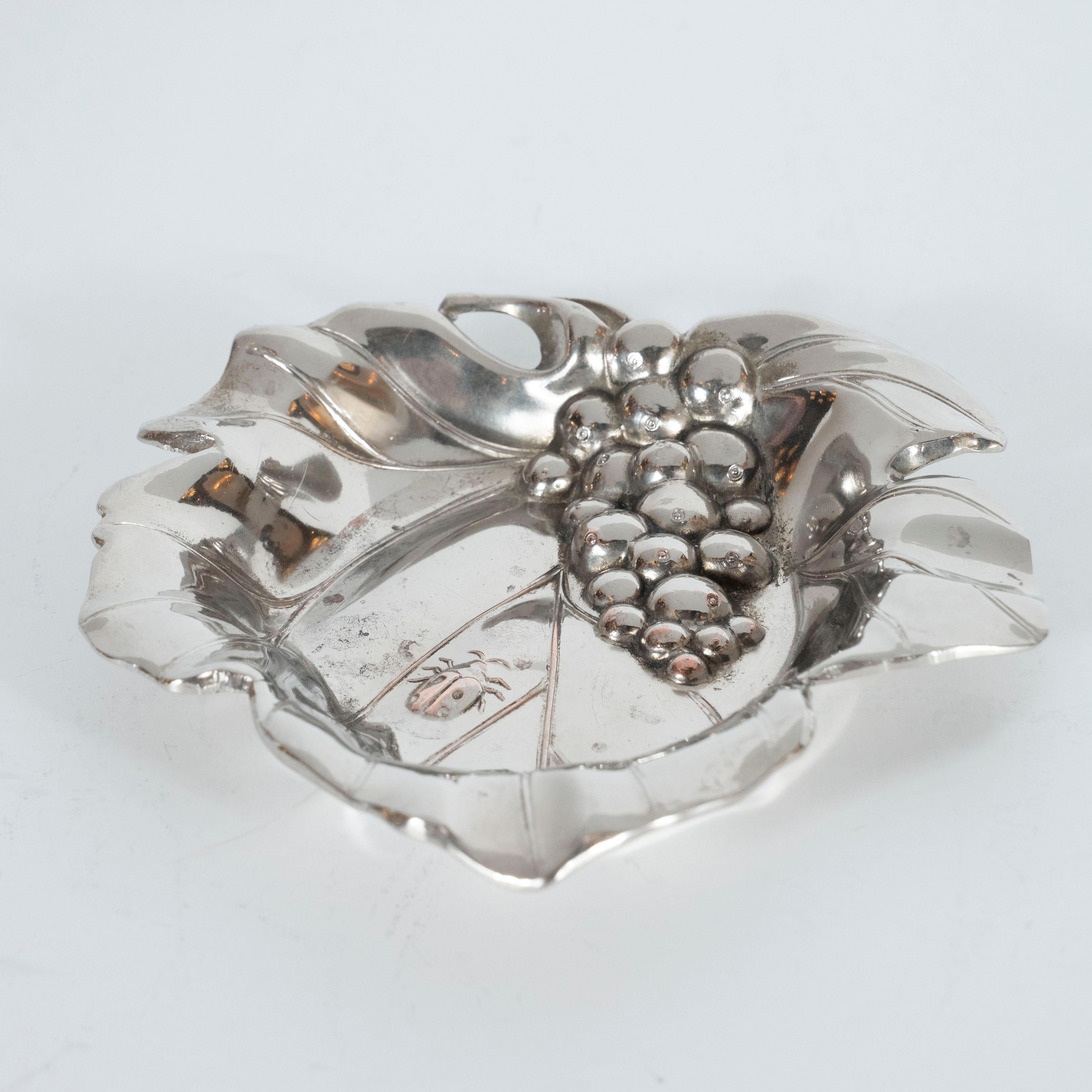 Plaqué argent Plat décoratif en forme de feuille de raisin stylisé en métal argenté, moderne du milieu du siècle dernier en vente