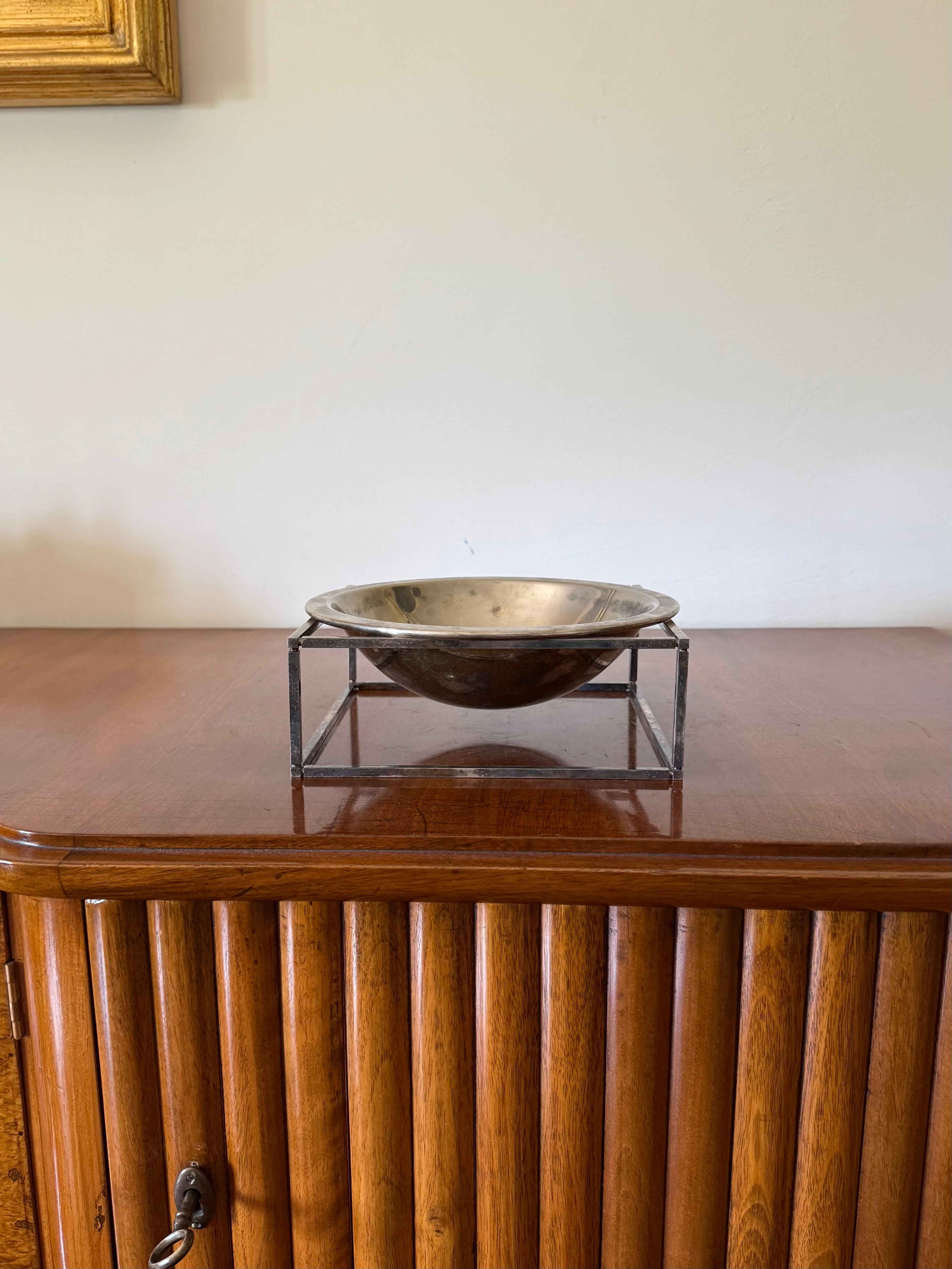 Mid-century modern silver-plated centerpiece / bowl / vide poche

PM Italy 1970s

engraved mark

7.5 cm H /  21 cm diam.

Conditions: excellent consistent with age and use. Wonderful patina.