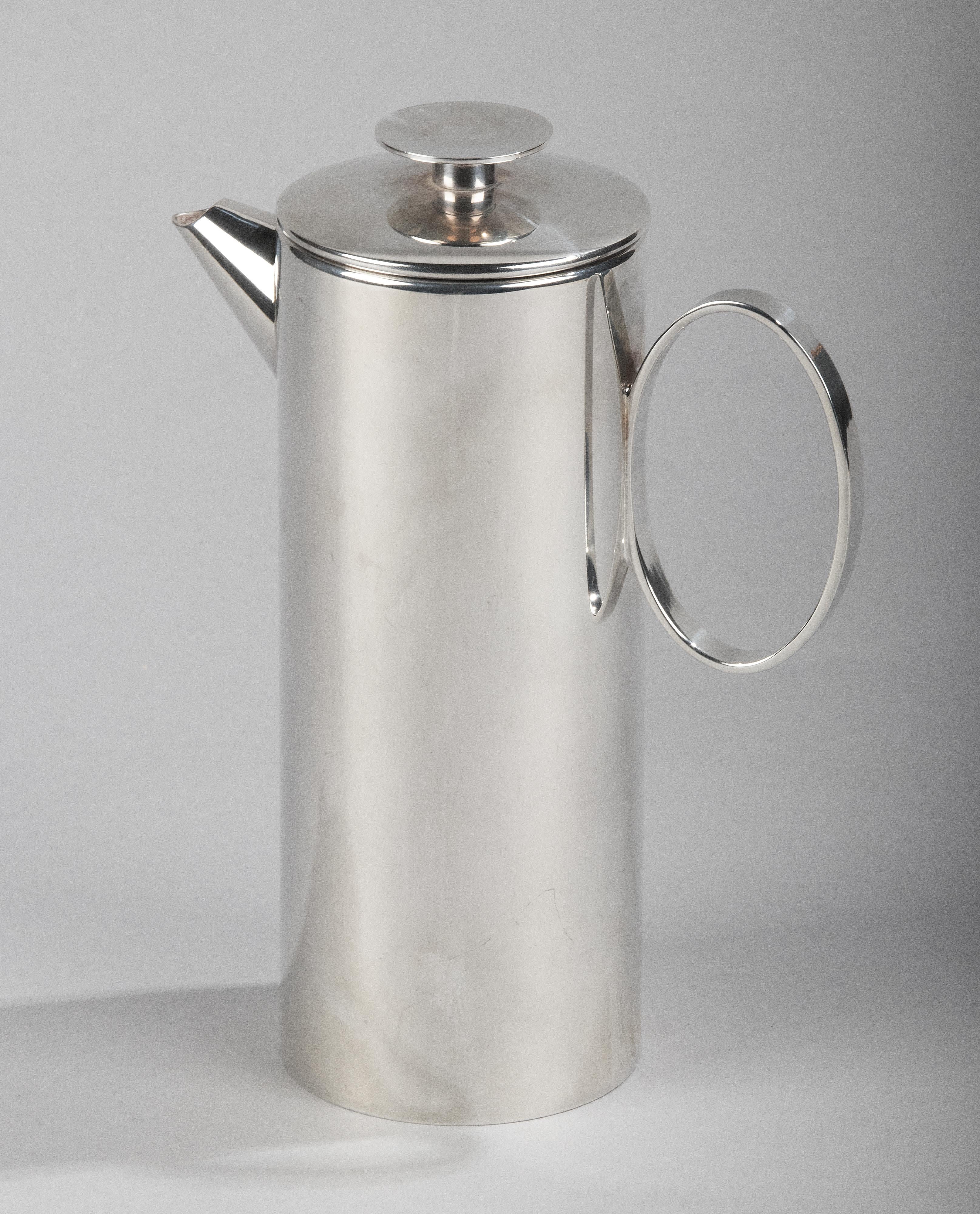 Lovely silver plated coffee pot made by the French brand Christofle. It is a design from Lino Sabattini, from the series Mercury. The coffee pot is in great condition, looks like new / hardly been used. Nice colour and brilliance.
 