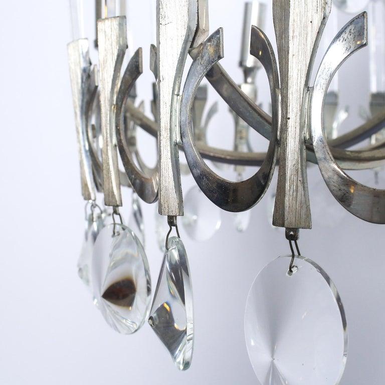 Dodici lampadari rotondi con pendenti in cristallo e aste fisse in cristallo su due livelli. In condizioni eccellenti, i cavi sono stati controllati e confermati come validi, puliti di recente.