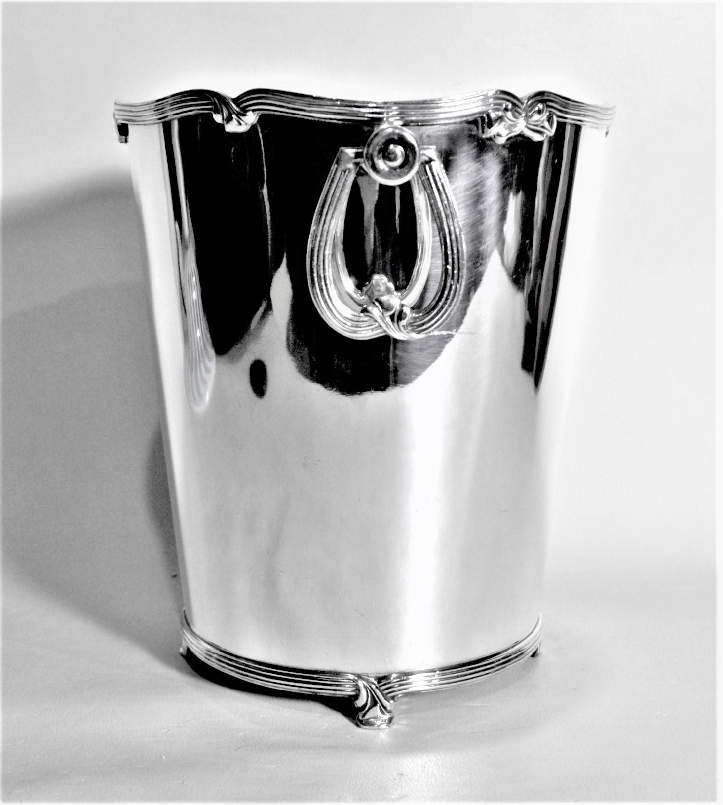 Mid-Century Modern Silver Plated Footed Ice Bucket with Banded Ribbon Accents In Good Condition For Sale In Hamilton, Ontario