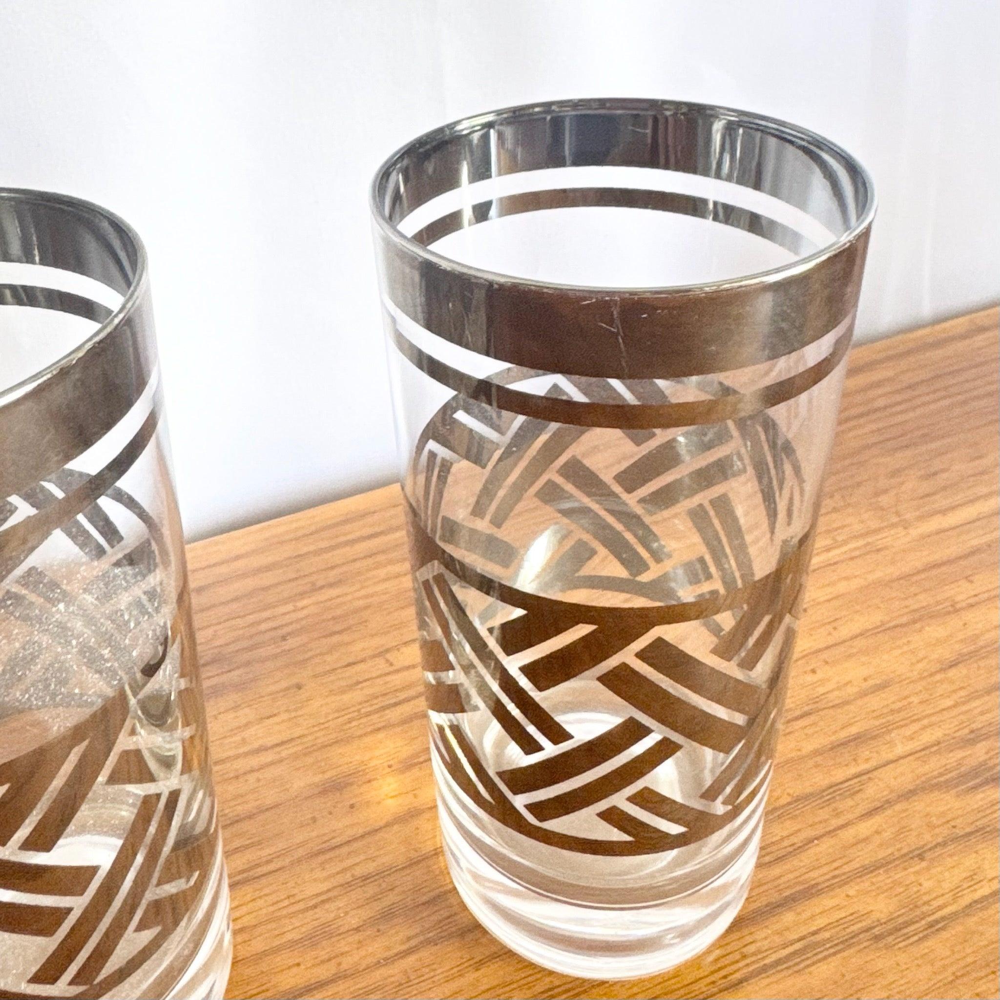 Verres Highball à bord argenté du milieu du siècle, ensemble de quatre verres avec tissage géométrique et bords polis - parfaits pour les cocktails élevés et les chariots de bar élégants.
 

 

 

 Nous vendons les articles tels qu'ils ont été