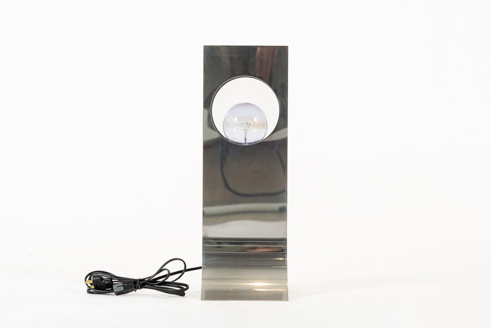 Questa incredibile lampada da tavolo in argento vintage della metà del secolo scorso, disegnata dall'architetto e designer francese François Monnet e prodotta da Kappa, è stata realizzata in Francia intorno al 1970. Il design unico e modernista è