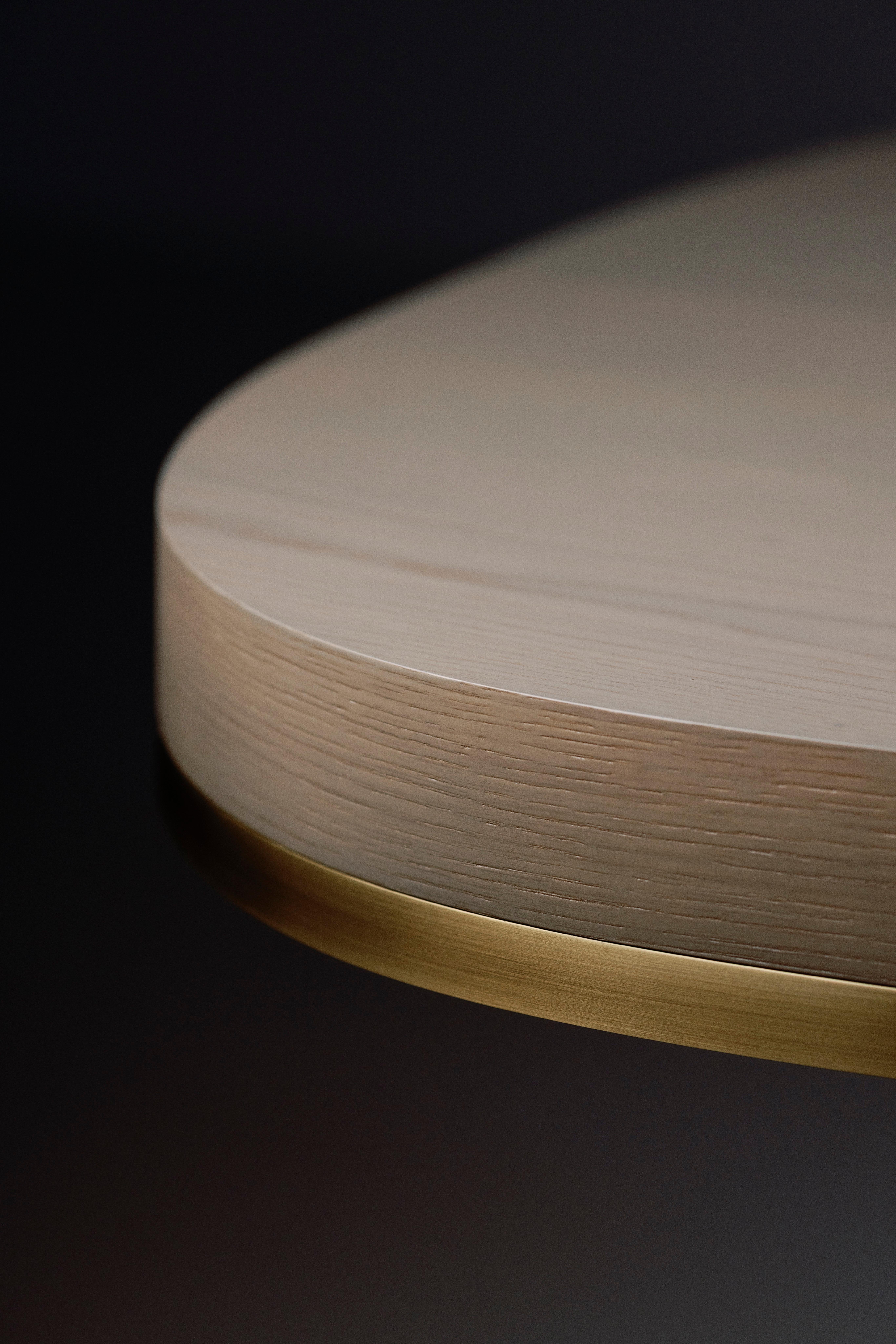 Table de salle à manger moderne Sistelo, Warm Grey Oak, Brass, Handmade by Greenapple en vente 2