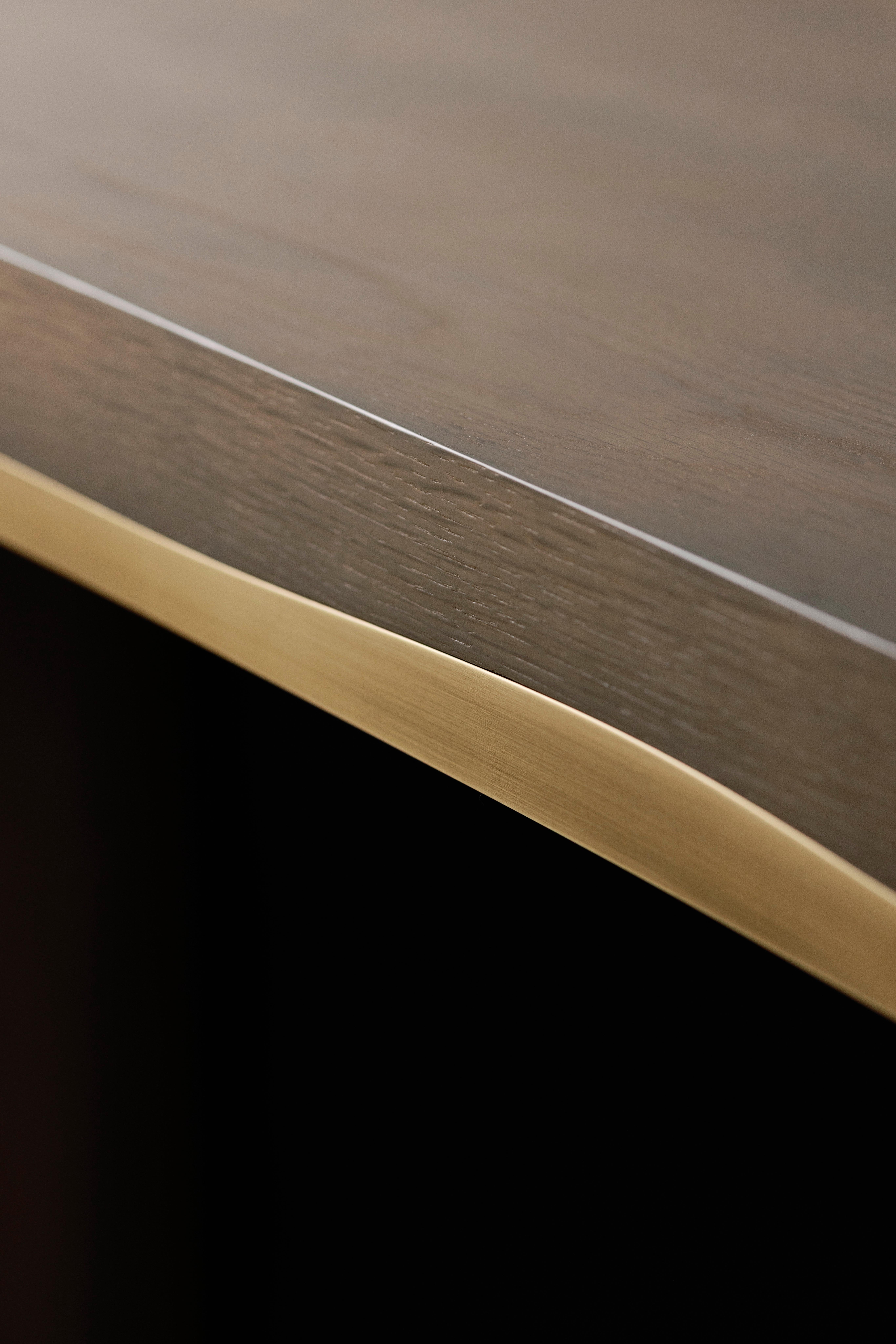 Table de salle à manger moderne Sistelo, Warm Grey Oak, Brass, Handmade by Greenapple en vente 3