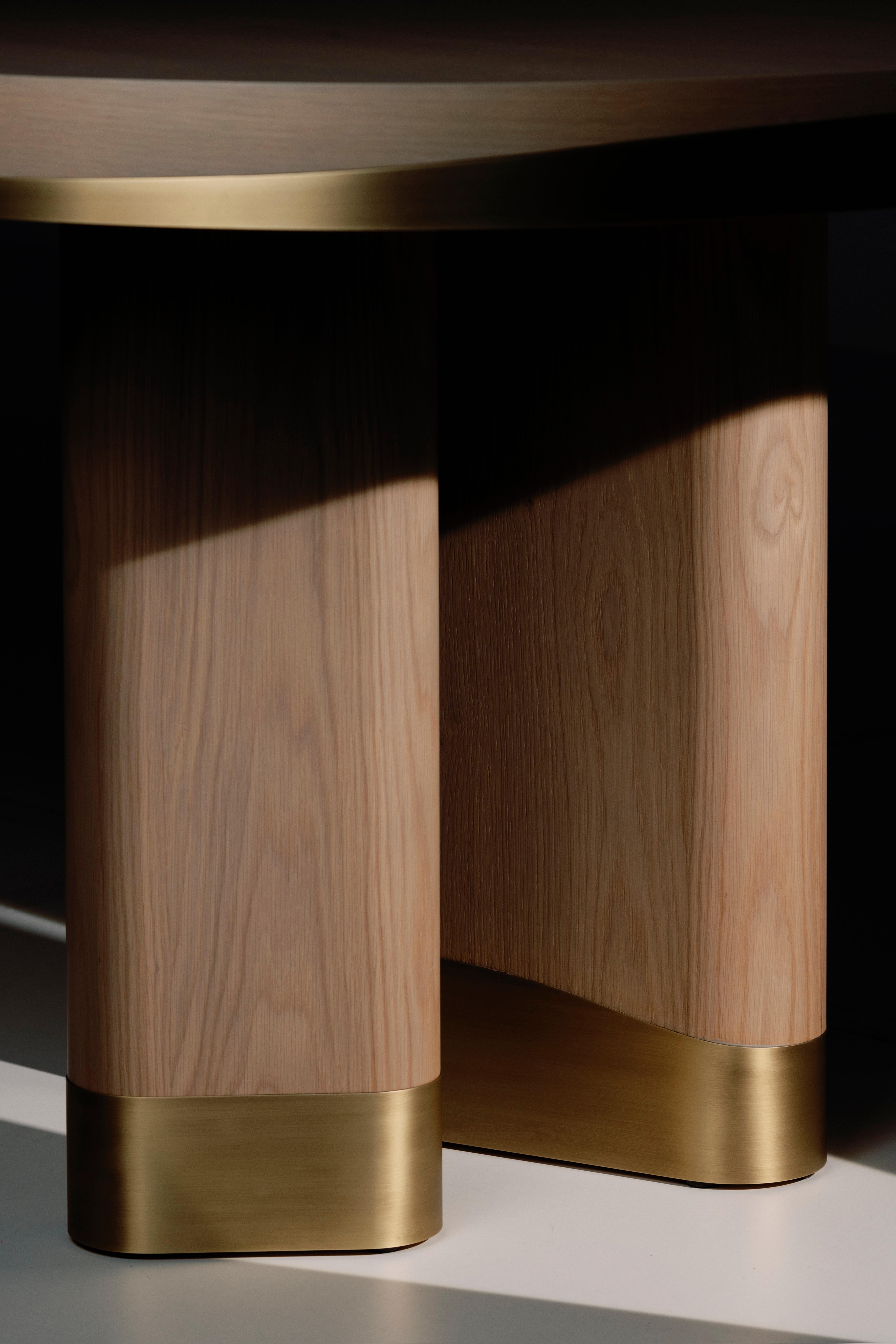 Table de salle à manger moderne Sistelo, Warm Grey Oak, Brass, Handmade by Greenapple en vente 4