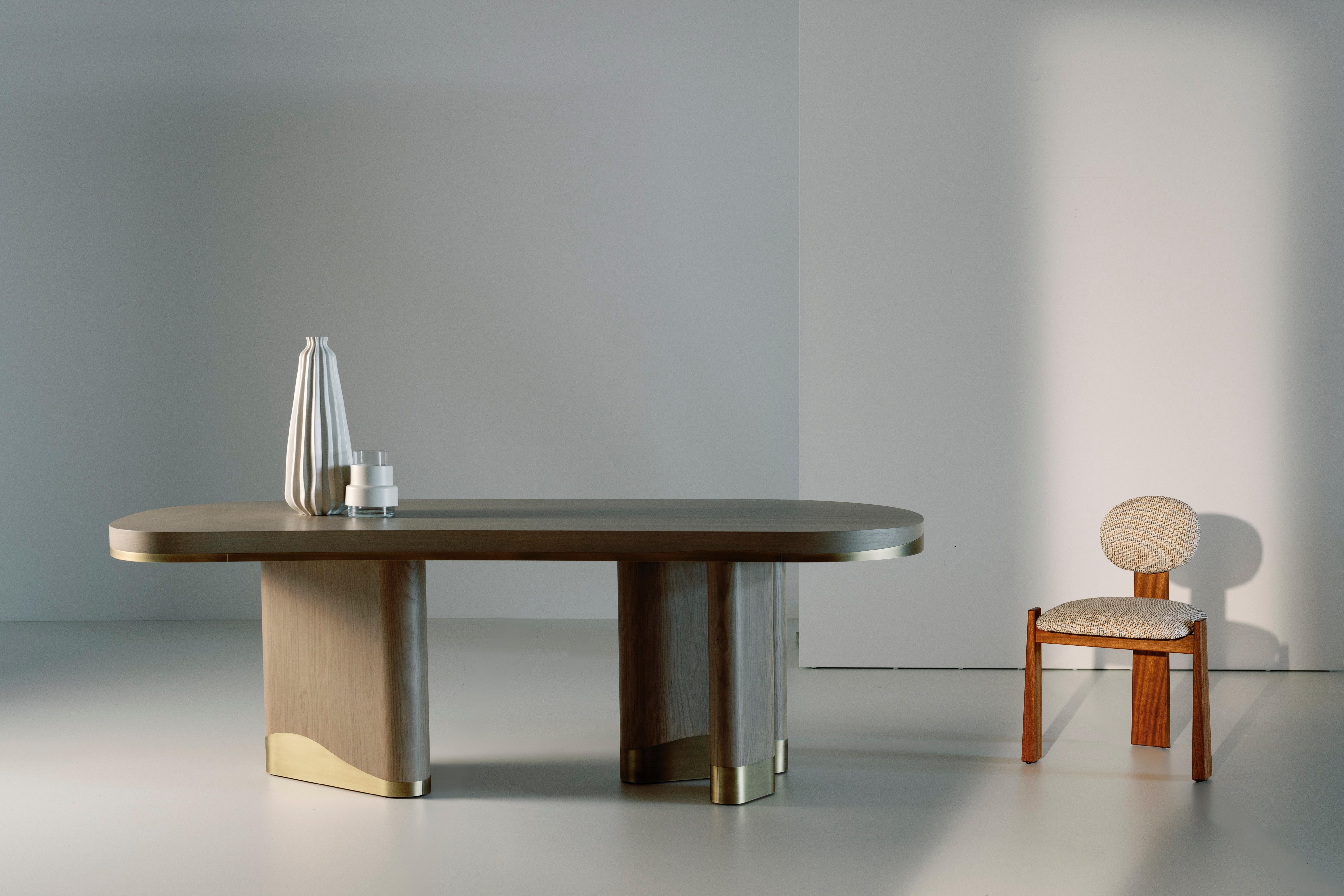 Portugais Table de salle à manger moderne Sistelo, Warm Grey Oak, Brass, Handmade by Greenapple en vente