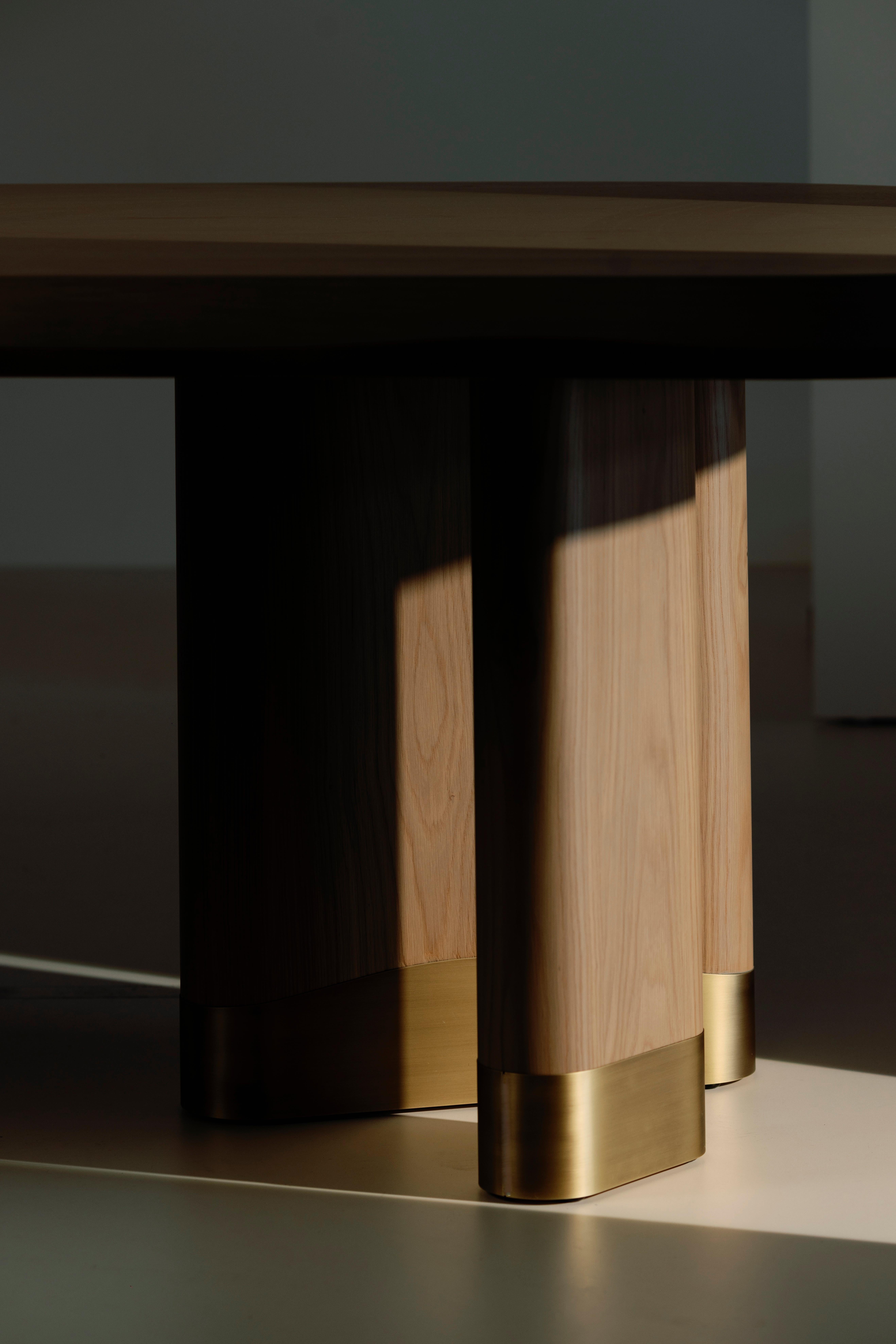 Laiton Table de salle à manger moderne Sistelo, Warm Grey Oak, Brass, Handmade by Greenapple en vente