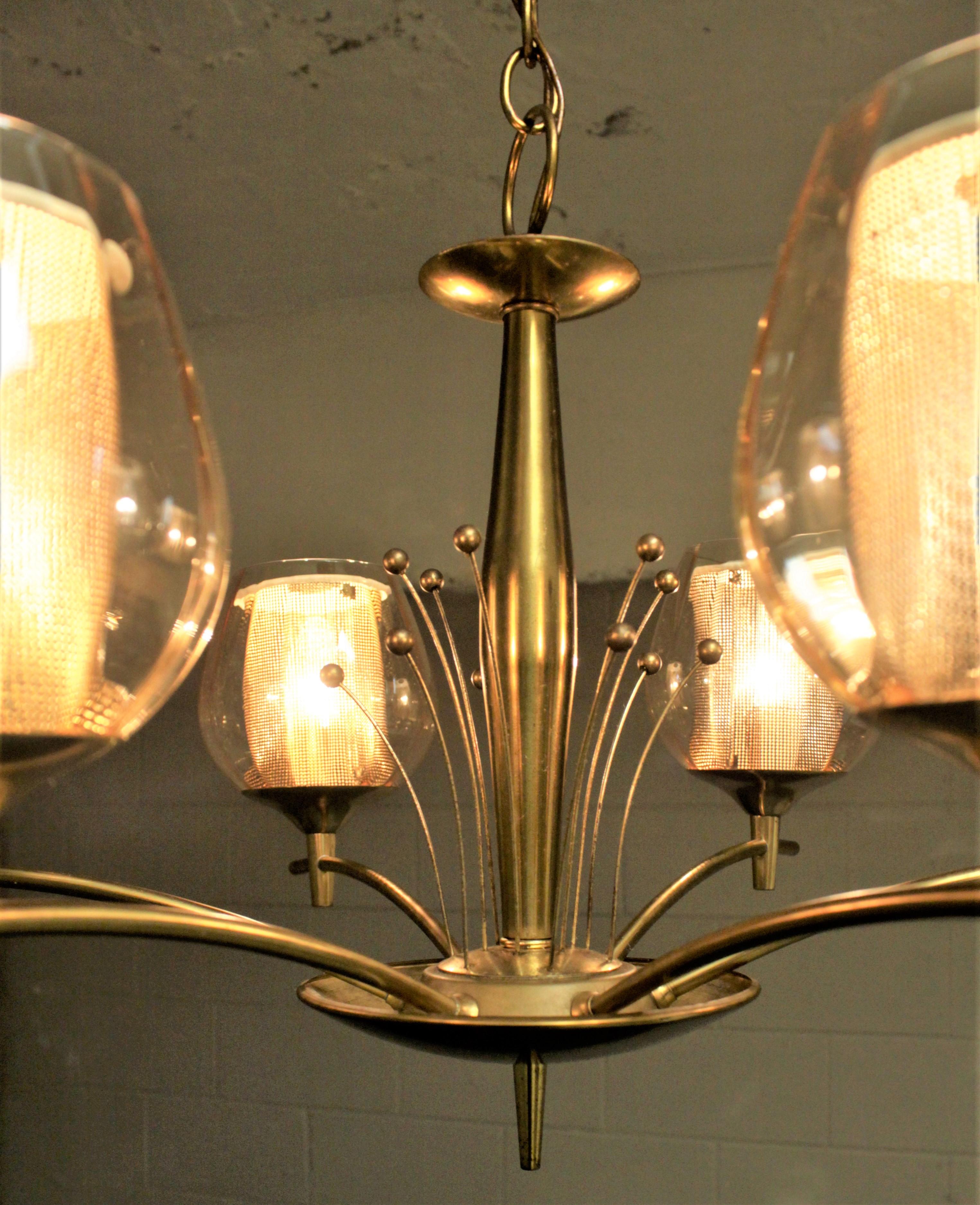 Lampadario moderno di metà secolo a sei rami in ottone e vetro attribuito a G. Thurston in vendita 4
