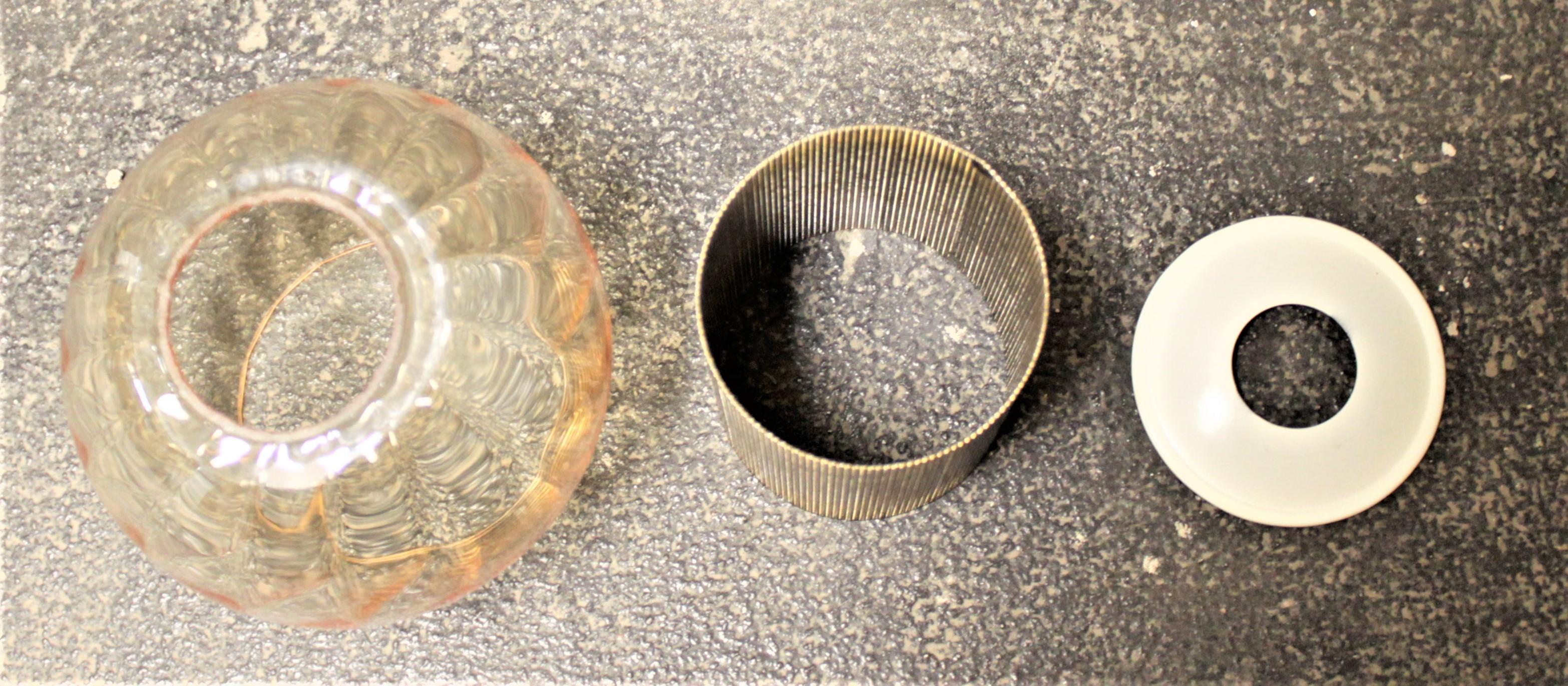 Lampadario moderno di metà secolo a sei rami in ottone e vetro attribuito a G. Thurston in vendita 7