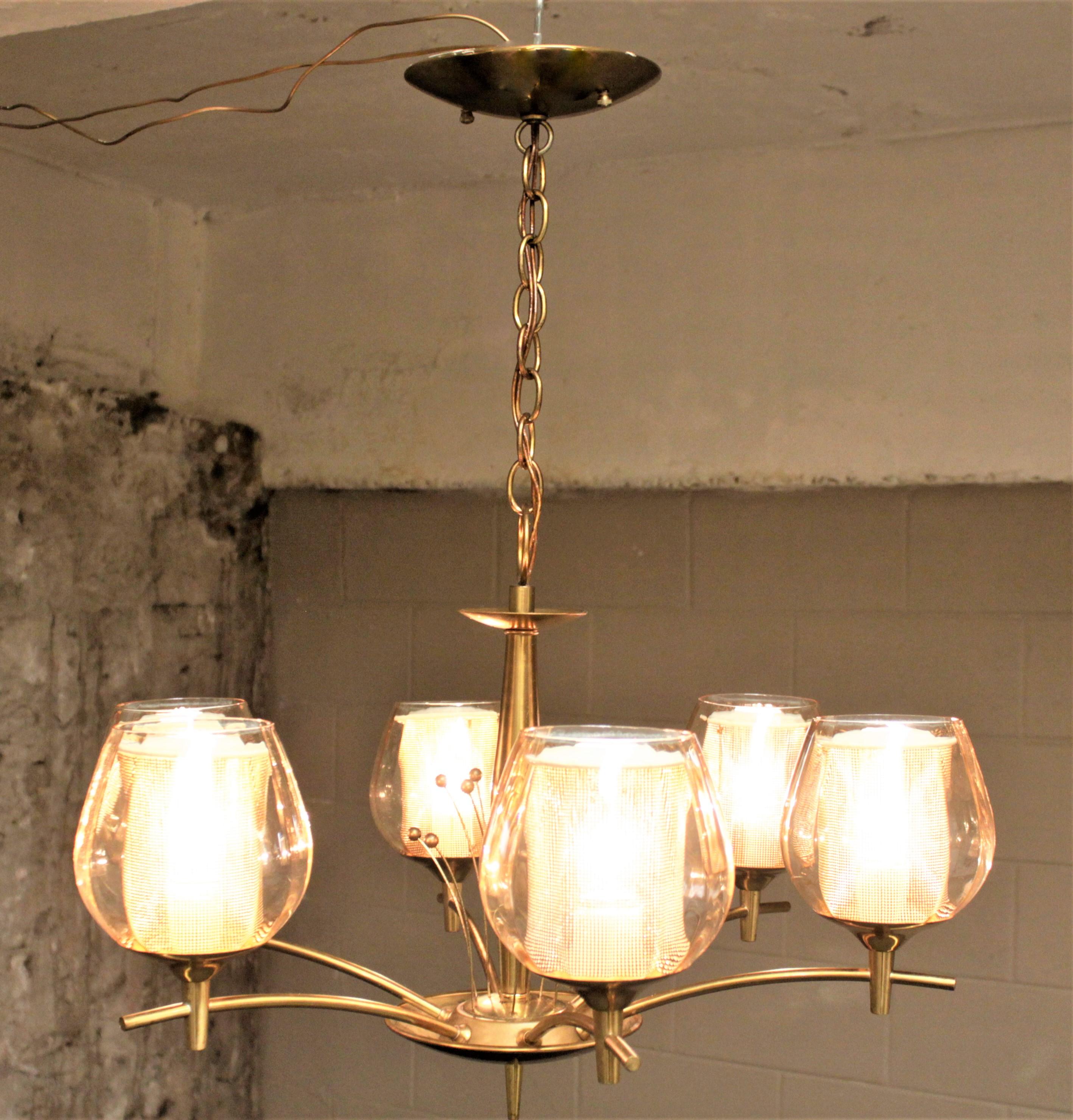 Mid-Century moderno Lampadario moderno di metà secolo a sei rami in ottone e vetro attribuito a G. Thurston in vendita