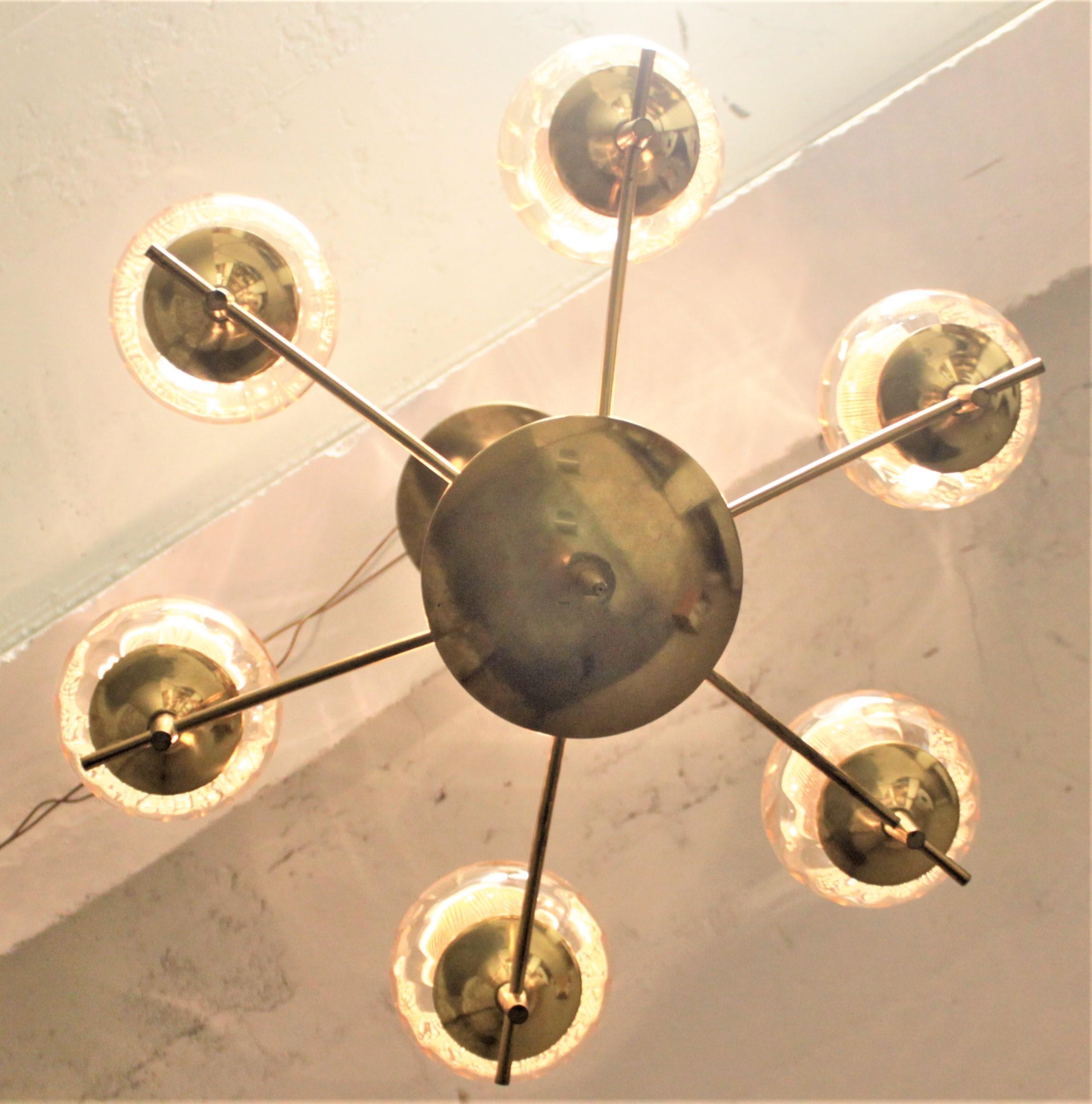 Lampadario moderno di metà secolo a sei rami in ottone e vetro attribuito a G. Thurston In condizioni buone in vendita a Hamilton, Ontario