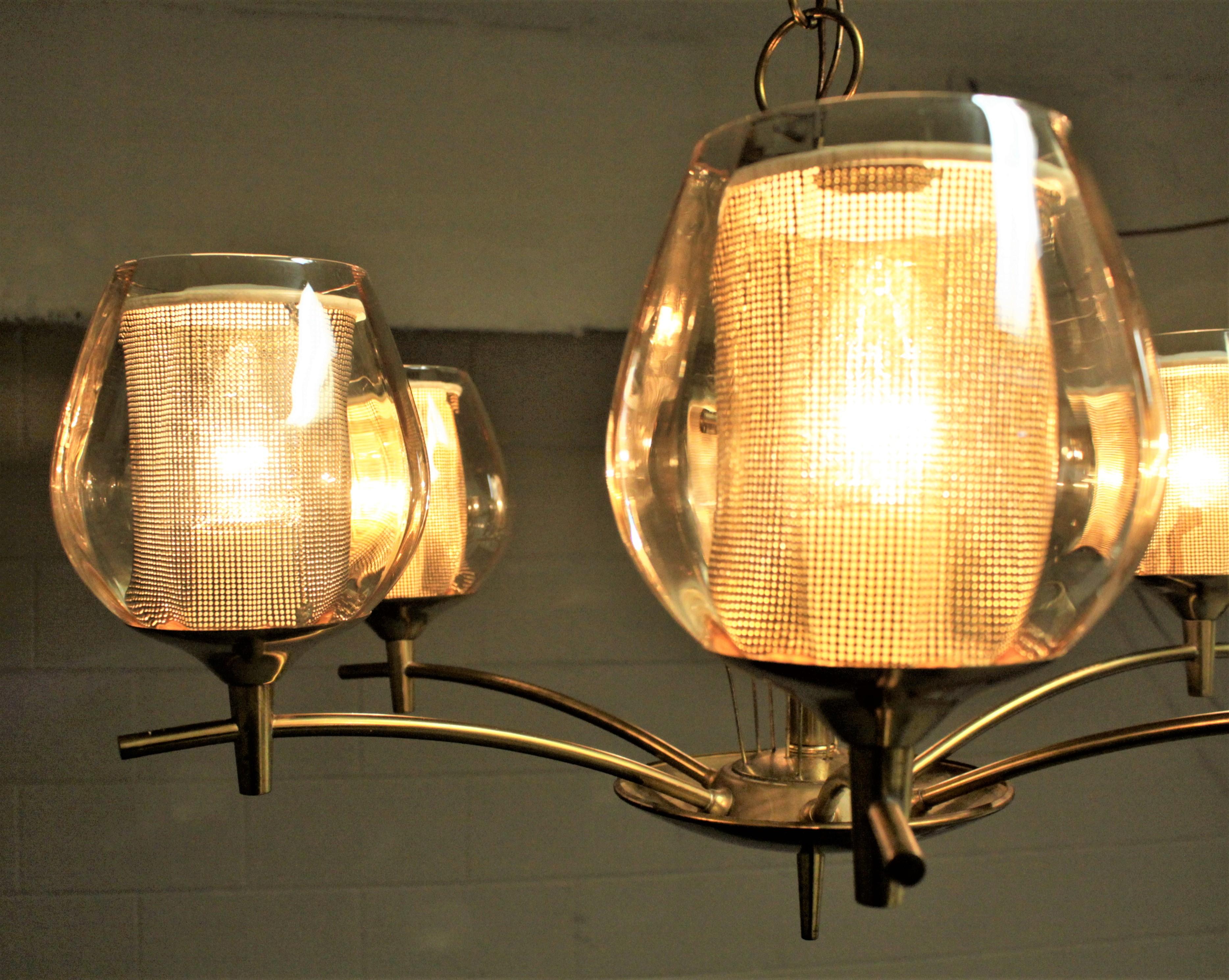 Ottone Lampadario moderno di metà secolo a sei rami in ottone e vetro attribuito a G. Thurston in vendita