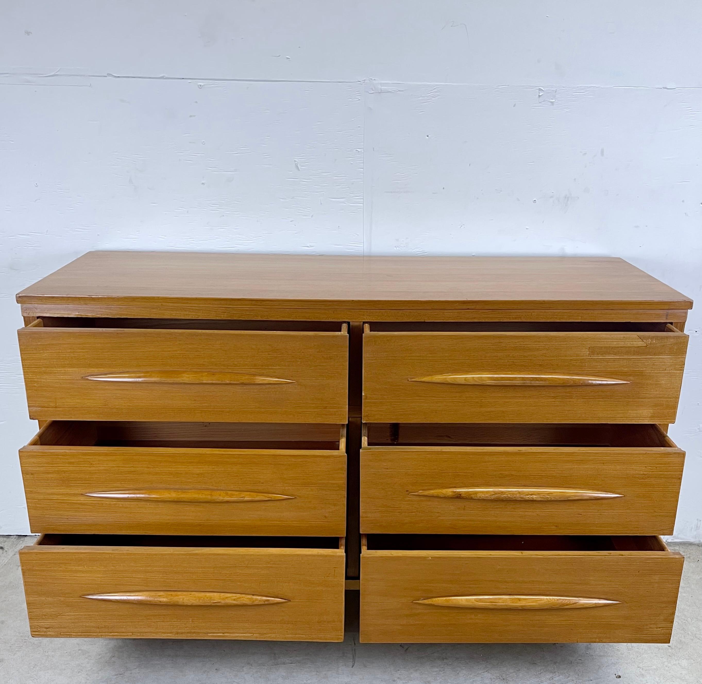 Mid-Century Modern Six Drawer Dresser For Sale 2