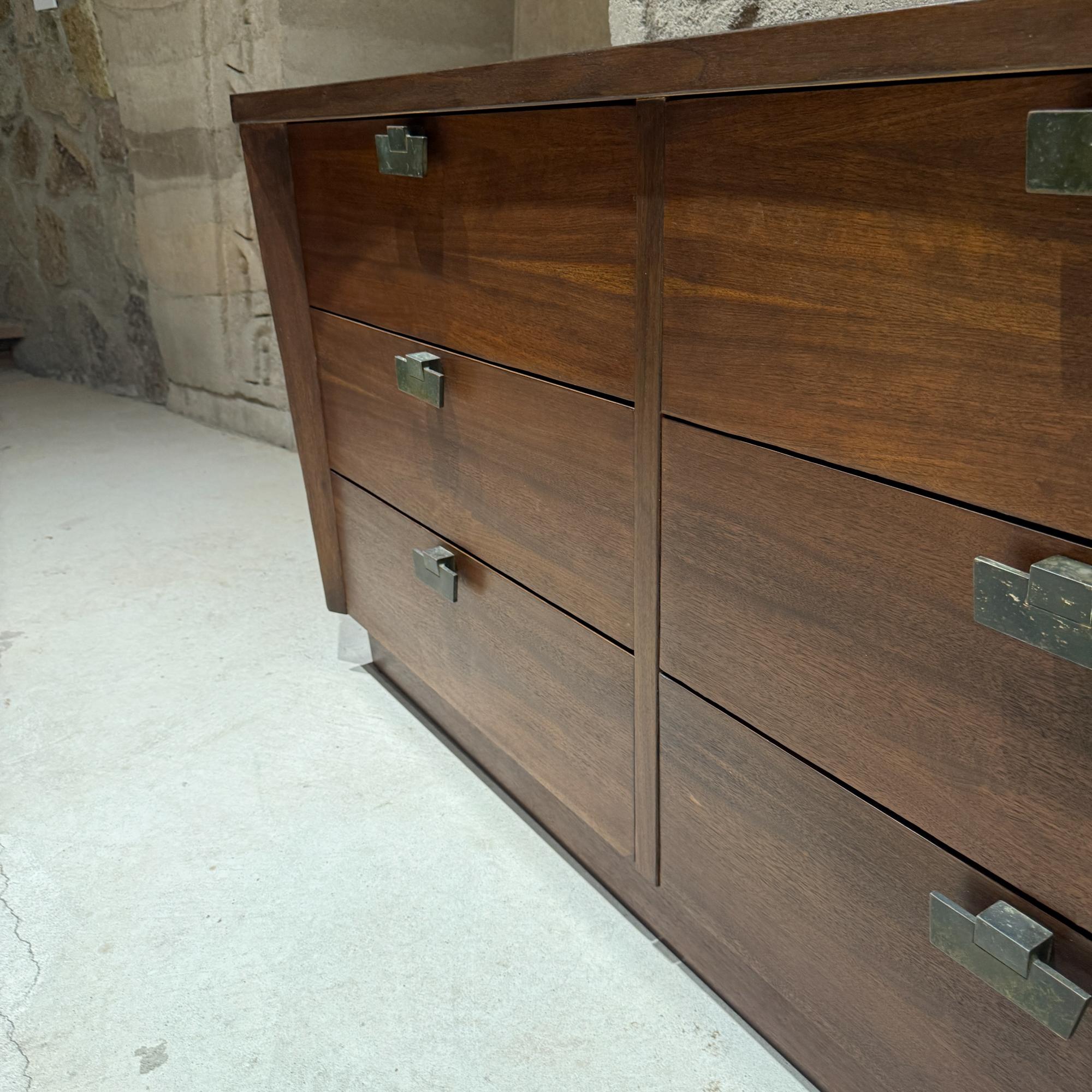 Comò a sei cassetti in stile metà secolo moderno Lowboy American of Martinsville in vendita 2