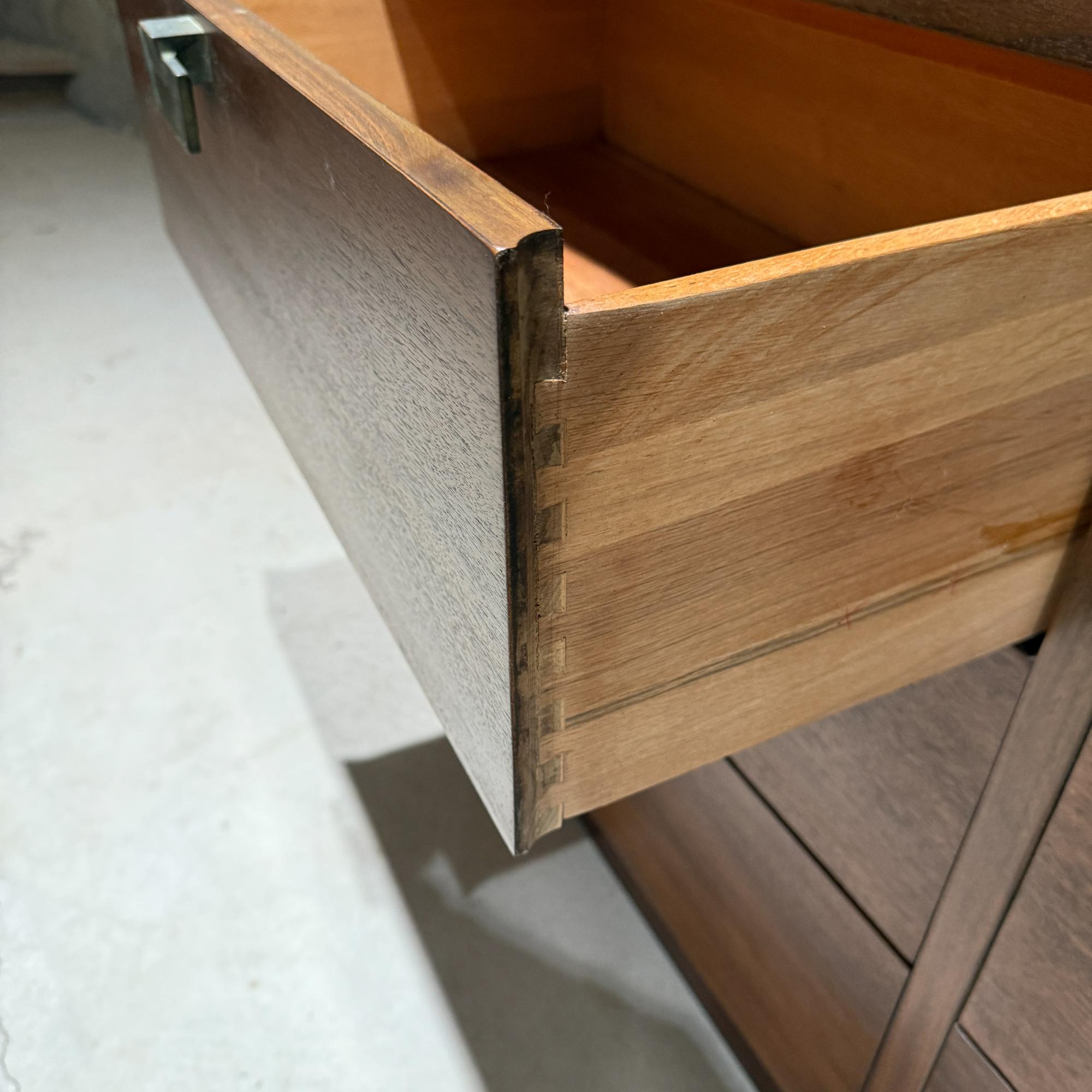 Comò a sei cassetti in stile metà secolo moderno Lowboy American of Martinsville in vendita 3