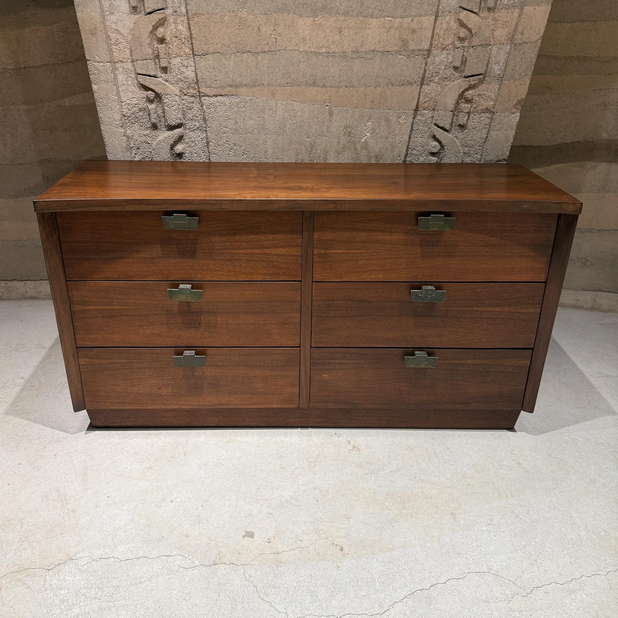 Mid-Century moderno Comò a sei cassetti in stile metà secolo moderno Lowboy American of Martinsville in vendita