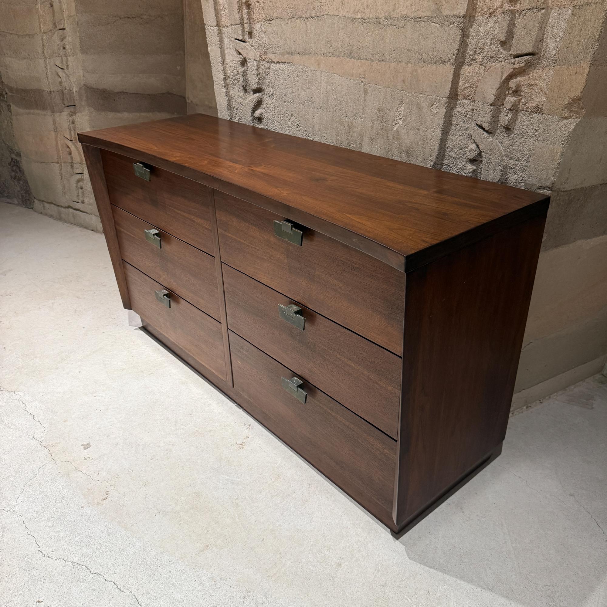 Americano Comò a sei cassetti in stile metà secolo moderno Lowboy American of Martinsville in vendita