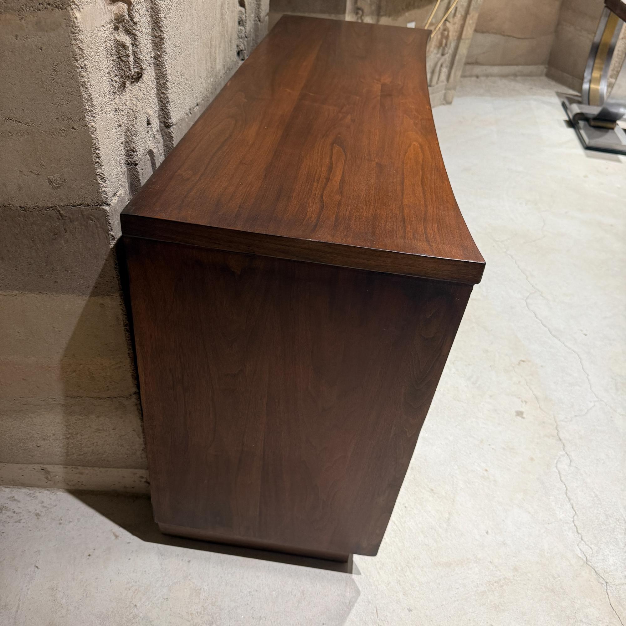 Comò a sei cassetti in stile metà secolo moderno Lowboy American of Martinsville In condizioni buone in vendita a Chula Vista, CA