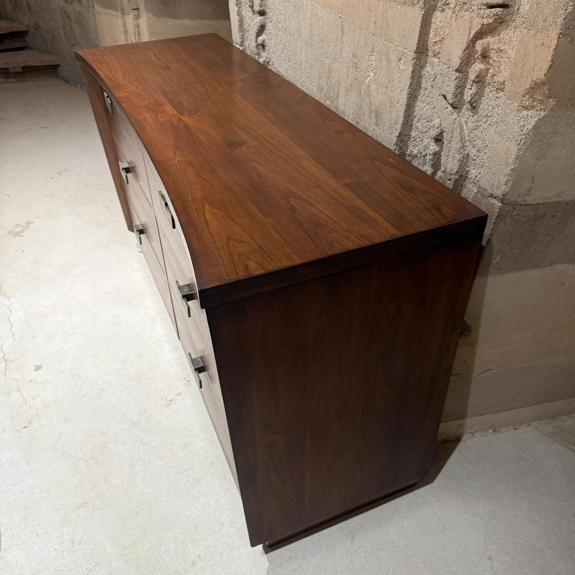 Metà XX secolo Comò a sei cassetti in stile metà secolo moderno Lowboy American of Martinsville in vendita