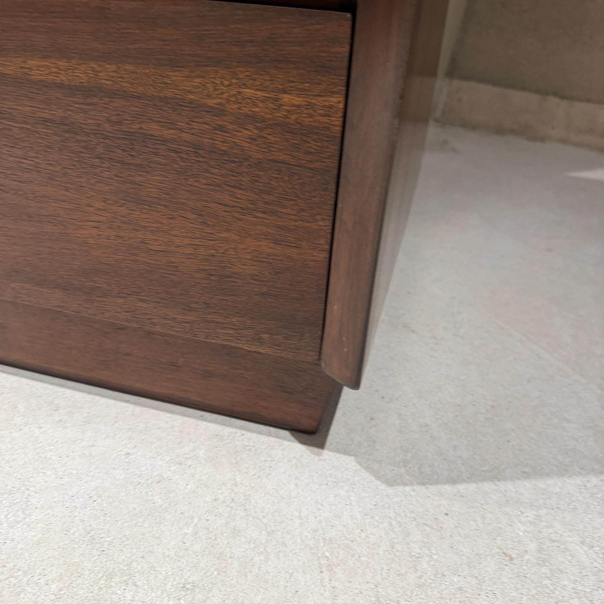 Ottone Comò a sei cassetti in stile metà secolo moderno Lowboy American of Martinsville in vendita