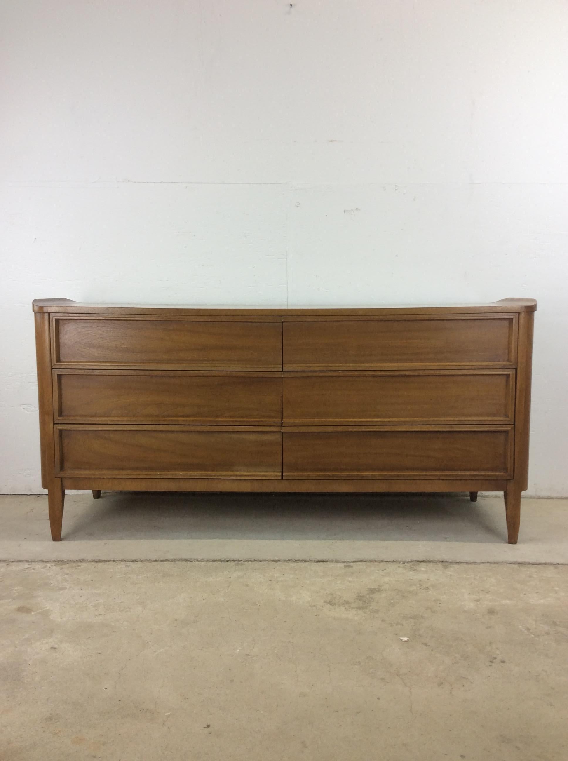 Cómoda baja de seis cajones Mid Century Modern by American of Martinsville Moderno de mediados de siglo en venta