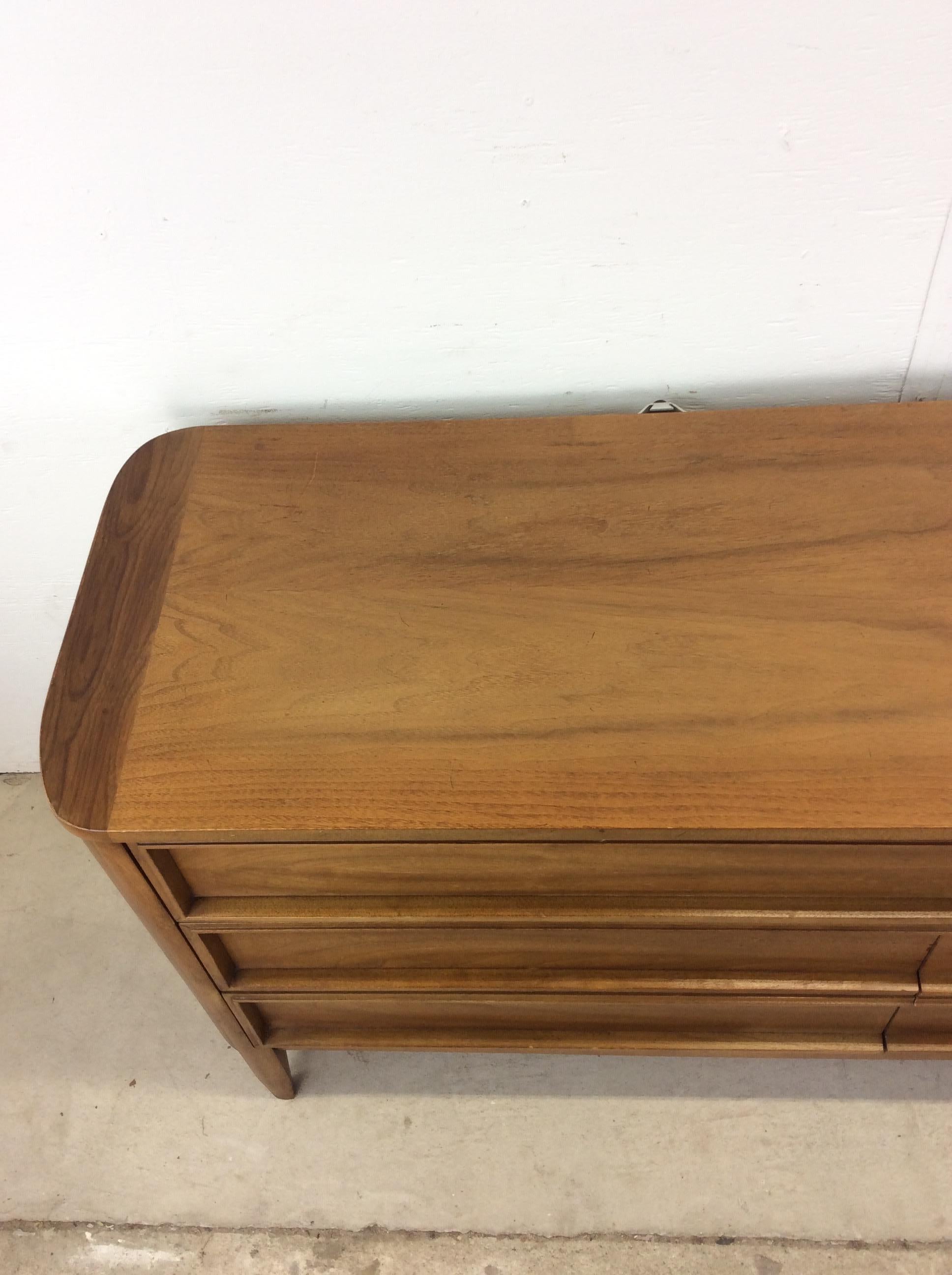 Cómoda baja de seis cajones Mid Century Modern by American of Martinsville Chapado en venta