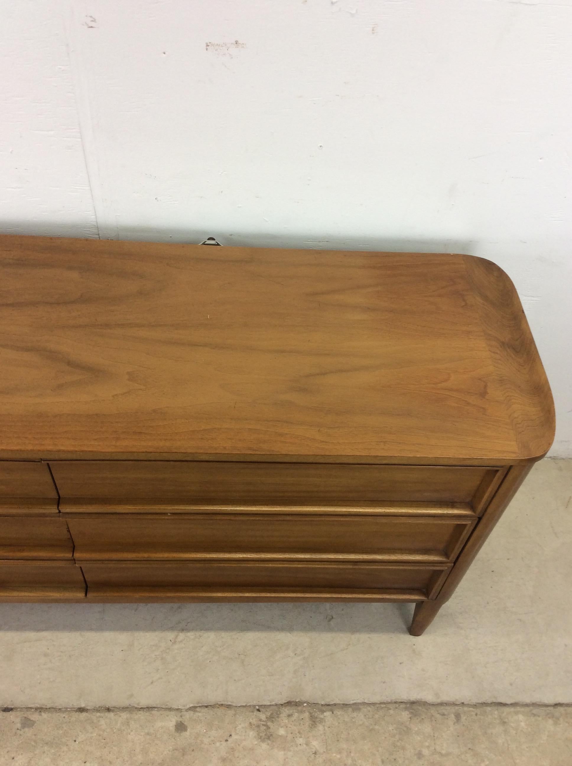 Cómoda baja de seis cajones Mid Century Modern by American of Martinsville en Bueno estado para la venta en Freehold, NJ