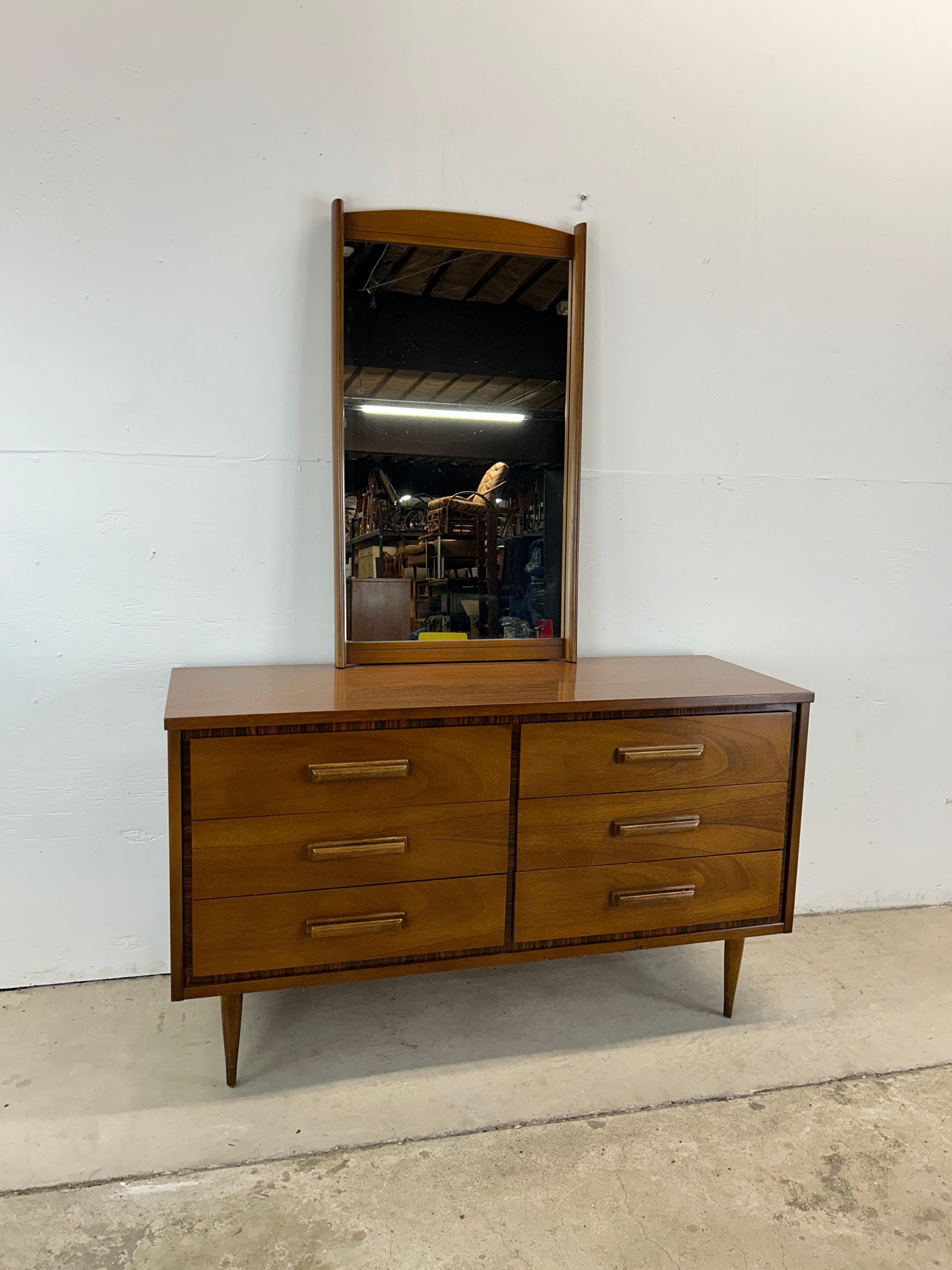 Mid-Century moderno Comò basso a sei cassetti con specchio, in stile Mid Century Modern in vendita