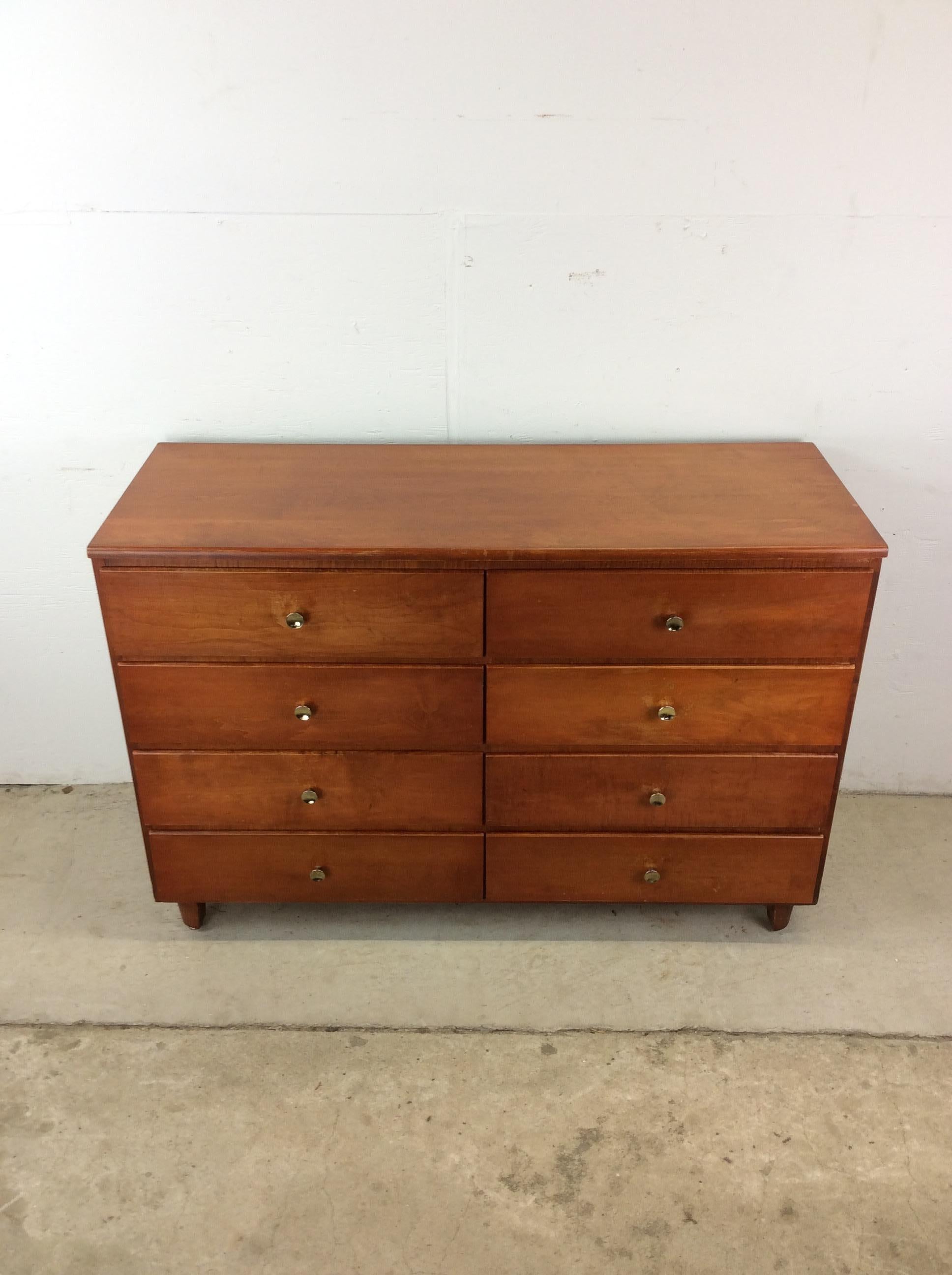 Diese moderne Lowboy-Kommode aus der Mitte des Jahrhunderts zeichnet sich durch eine Hartholzkonstruktion, eine Ahornoberfläche, acht schwalbenschwanzförmige Schubladen mit Messingbeschlägen und kurze, konische Beine aus. u2028u2028Die dazu passende