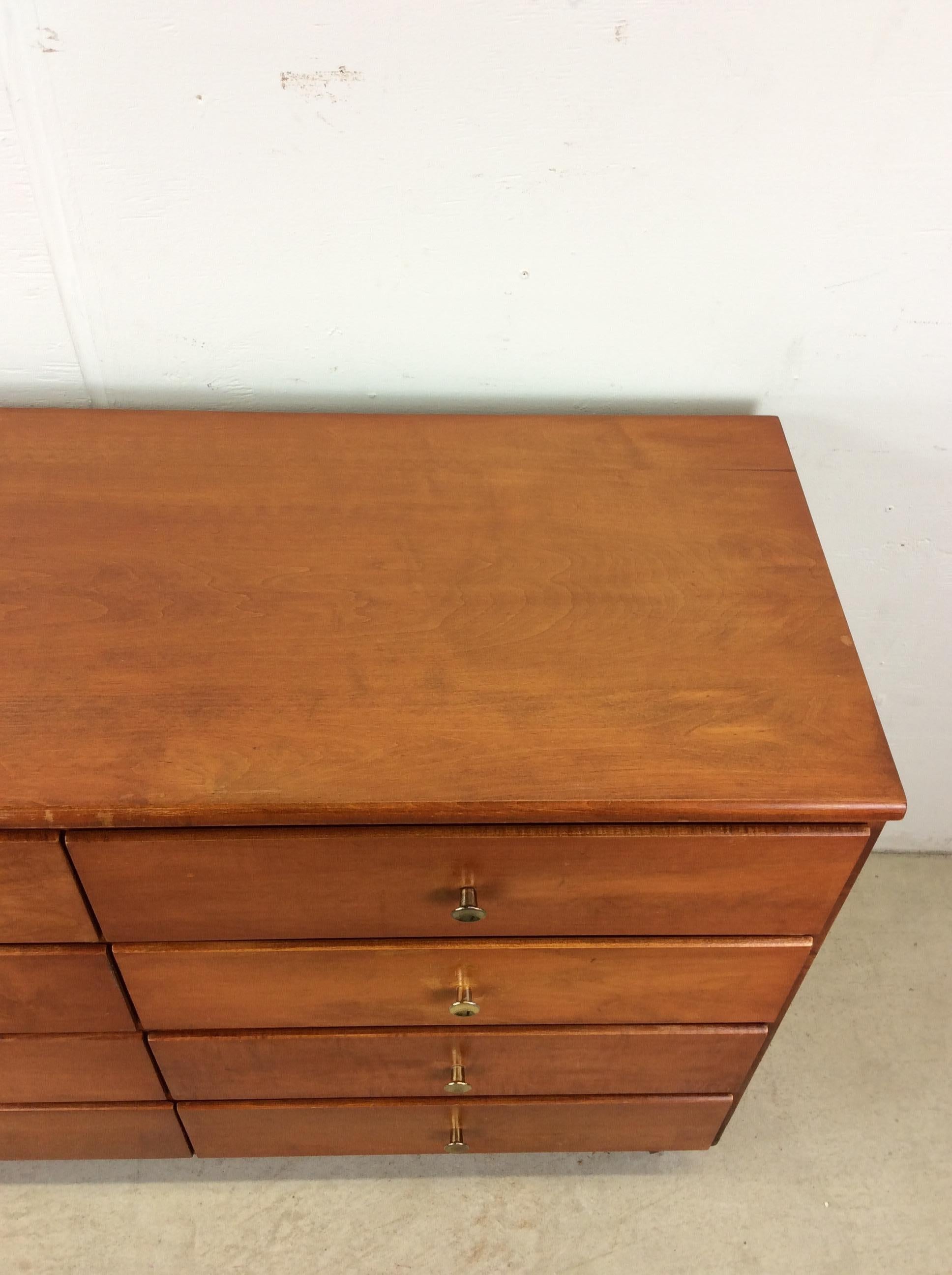 Mid Century Modern Sechs Schubladen Ahorn Lowboy Kommode (Messing) im Angebot