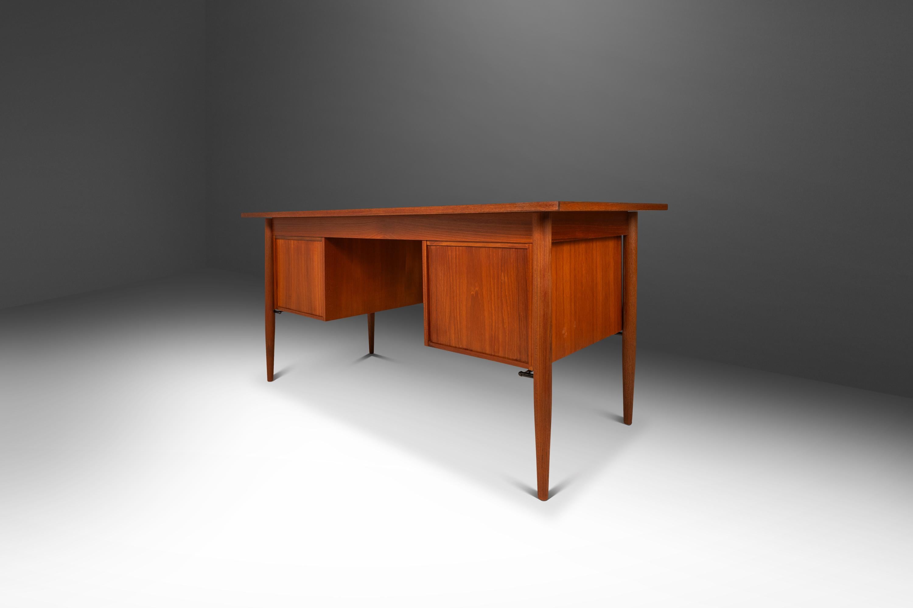Scrivania a sei cassetti in teak di Morredi, Danimarca, 1960 ca. in vendita 3
