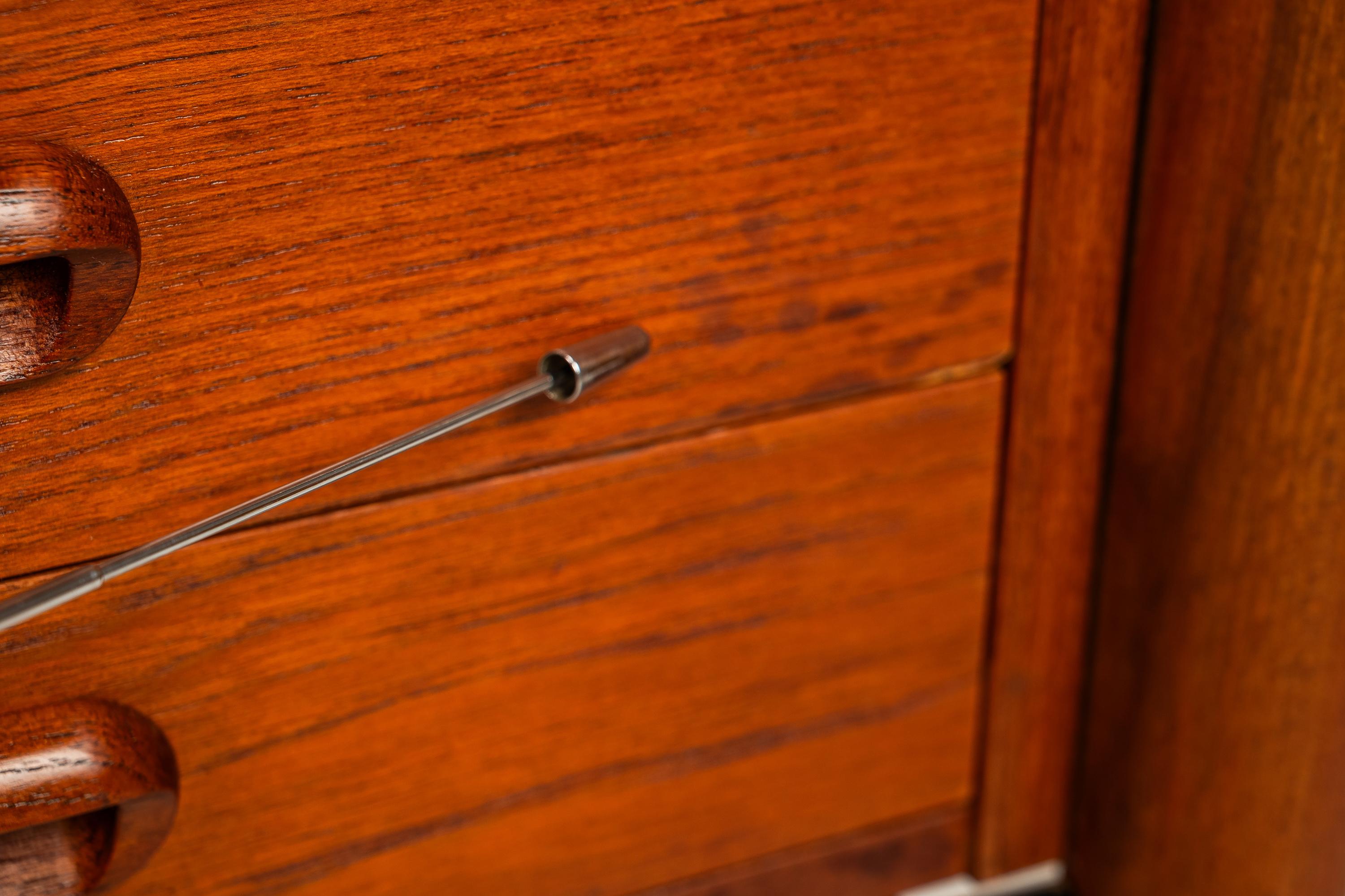 Scrivania a sei cassetti in teak di Morredi, Danimarca, 1960 ca. in vendita 6