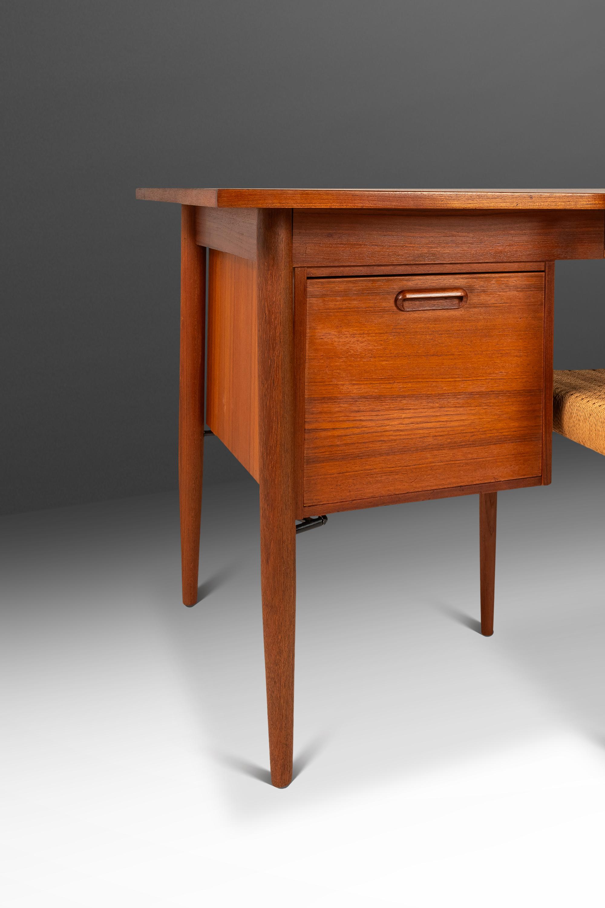 Scrivania a sei cassetti in teak di Morredi, Danimarca, 1960 ca. in vendita 11