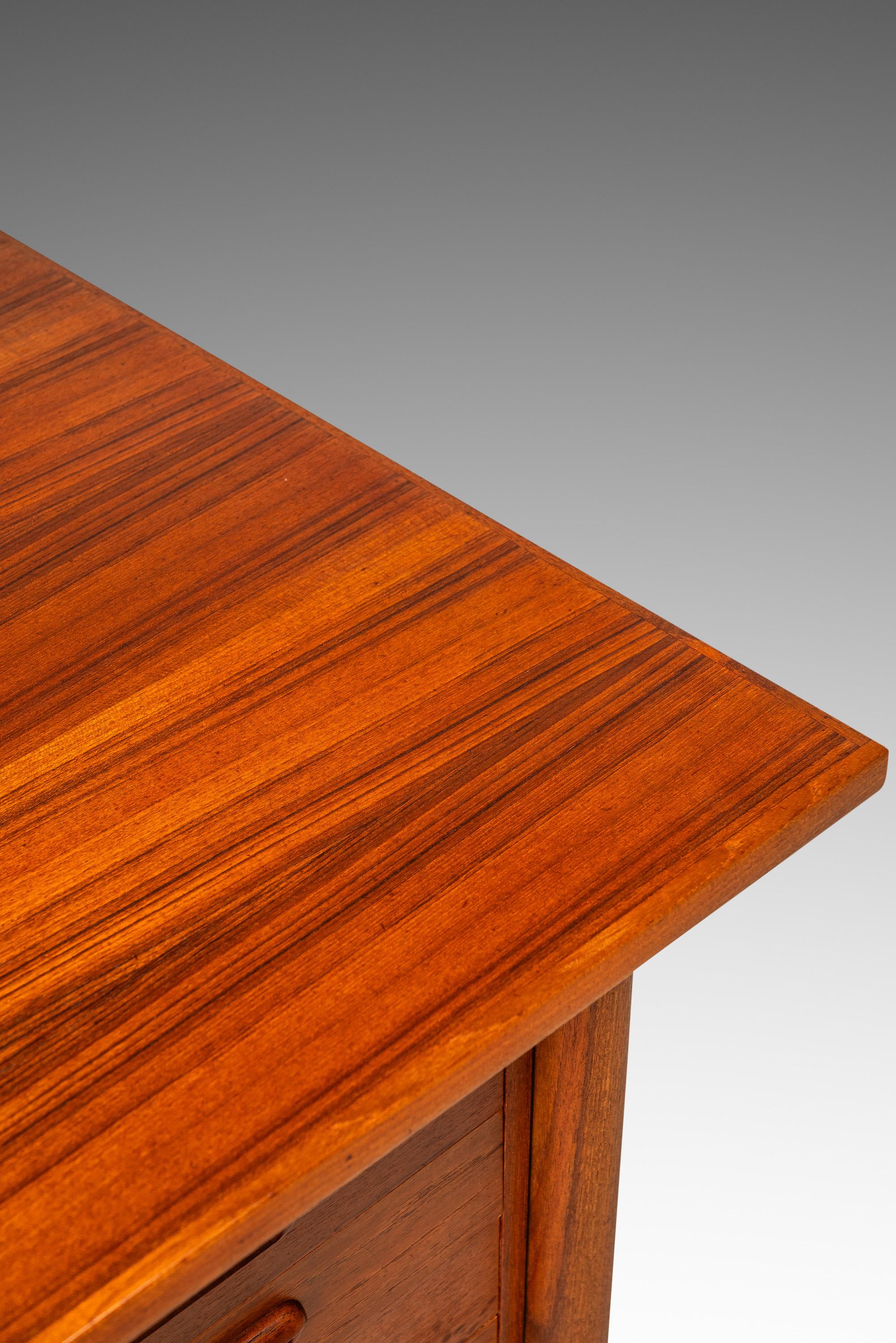 Scrivania a sei cassetti in teak di Morredi, Danimarca, 1960 ca. in vendita 12