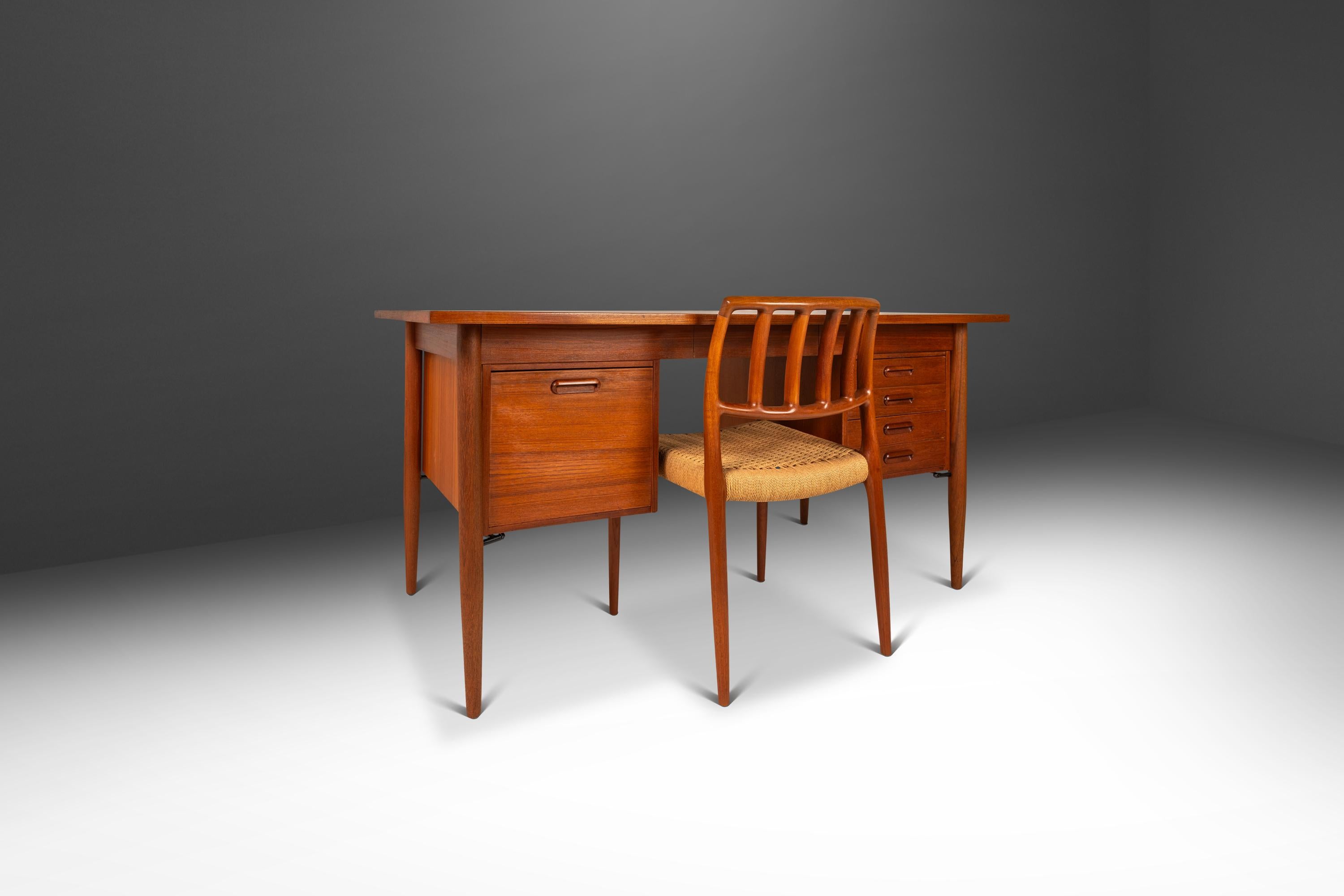  Ti presentiamo uno splendido scrittoio a sei cassetti di produzione danese realizzato con un mix di teak birmano massiccio e impiallacciato. Questa scrivania ultra-funzionale racchiude tanta praticità in un piccolo pacchetto con sei cassetti (uno