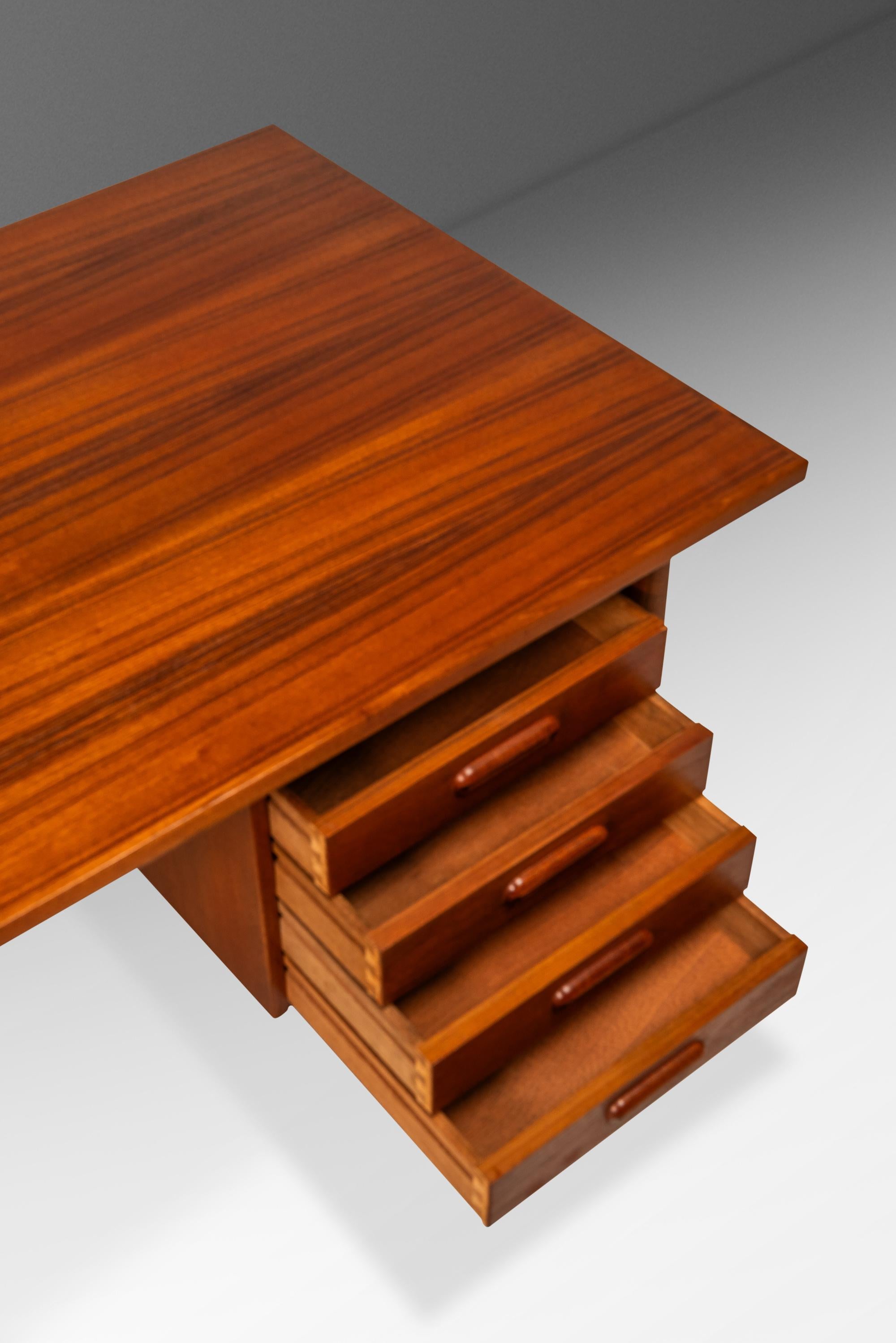 Scrivania a sei cassetti in teak di Morredi, Danimarca, 1960 ca. in vendita 13