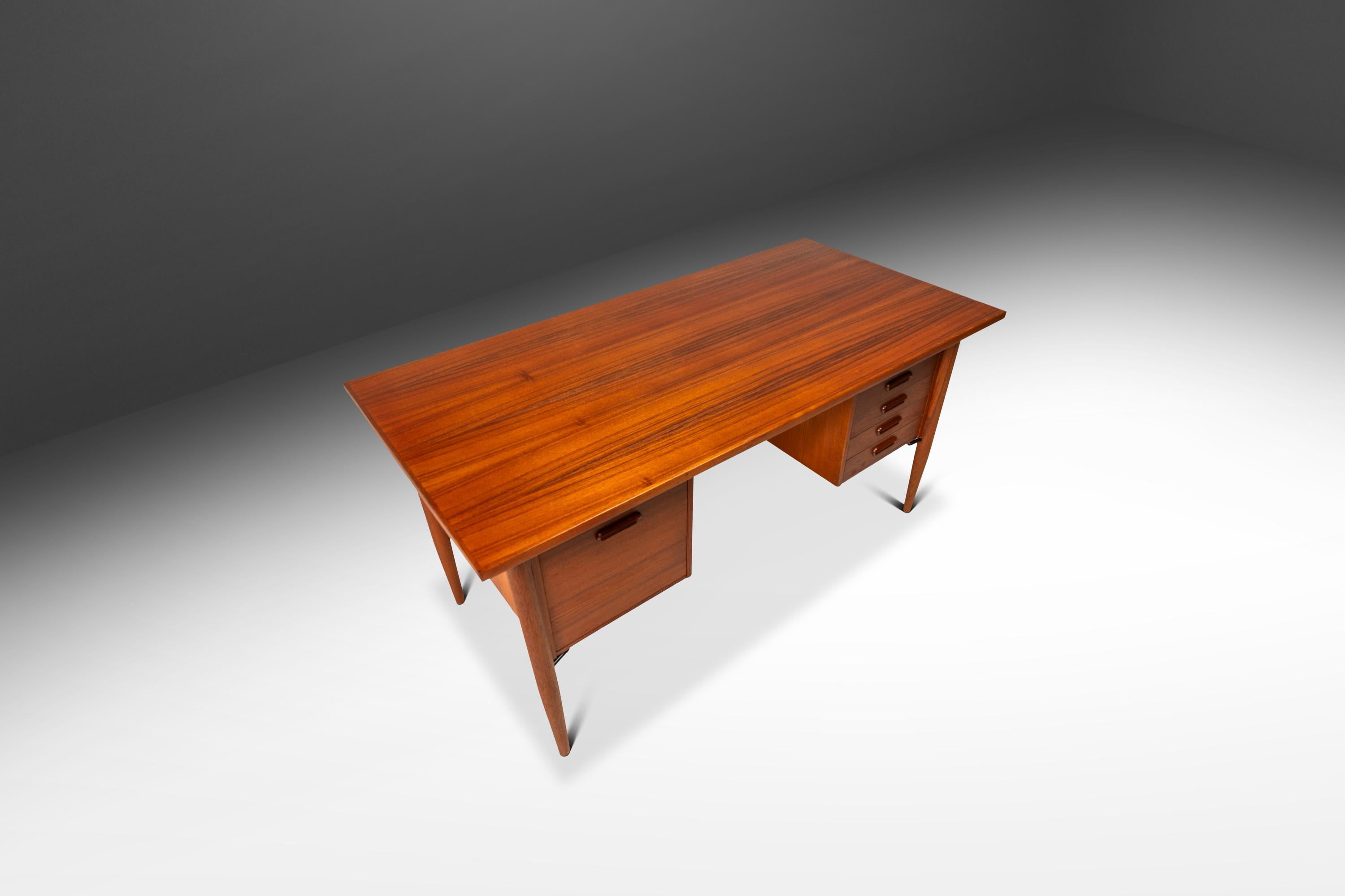 Mid-Century moderno Scrivania a sei cassetti in teak di Morredi, Danimarca, 1960 ca. in vendita