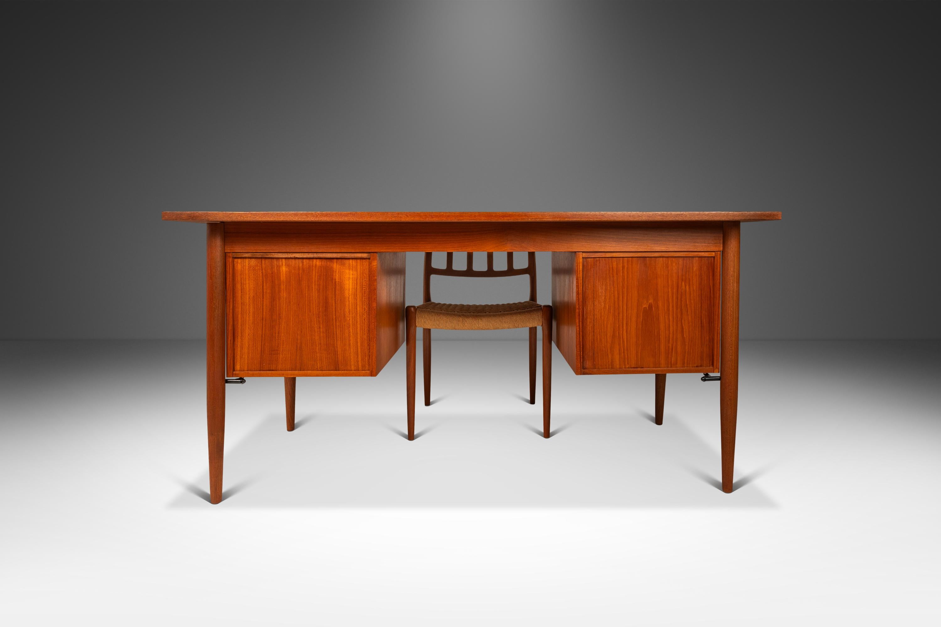 Danese Scrivania a sei cassetti in teak di Morredi, Danimarca, 1960 ca. in vendita