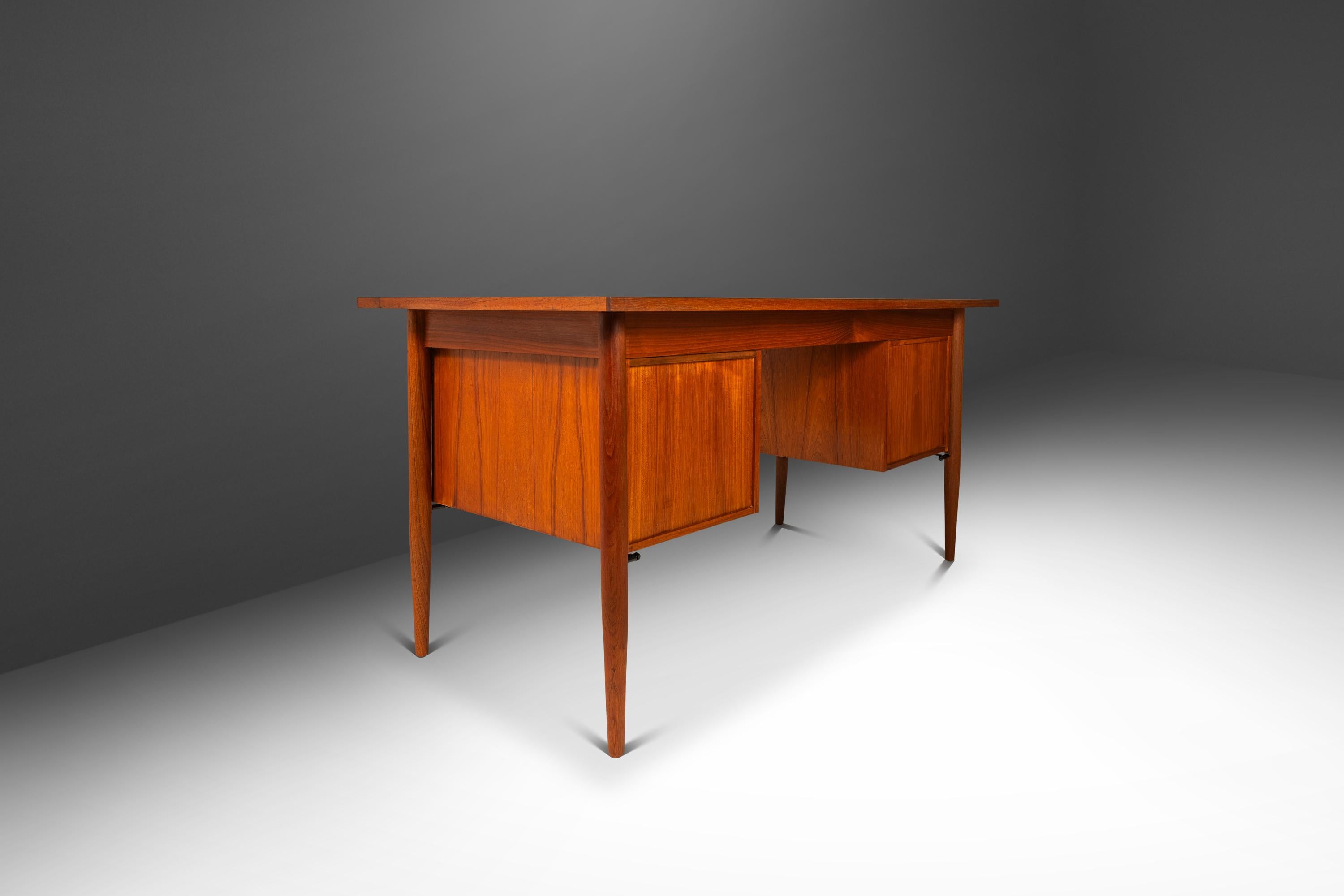Scrivania a sei cassetti in teak di Morredi, Danimarca, 1960 ca. In condizioni buone in vendita a Deland, FL