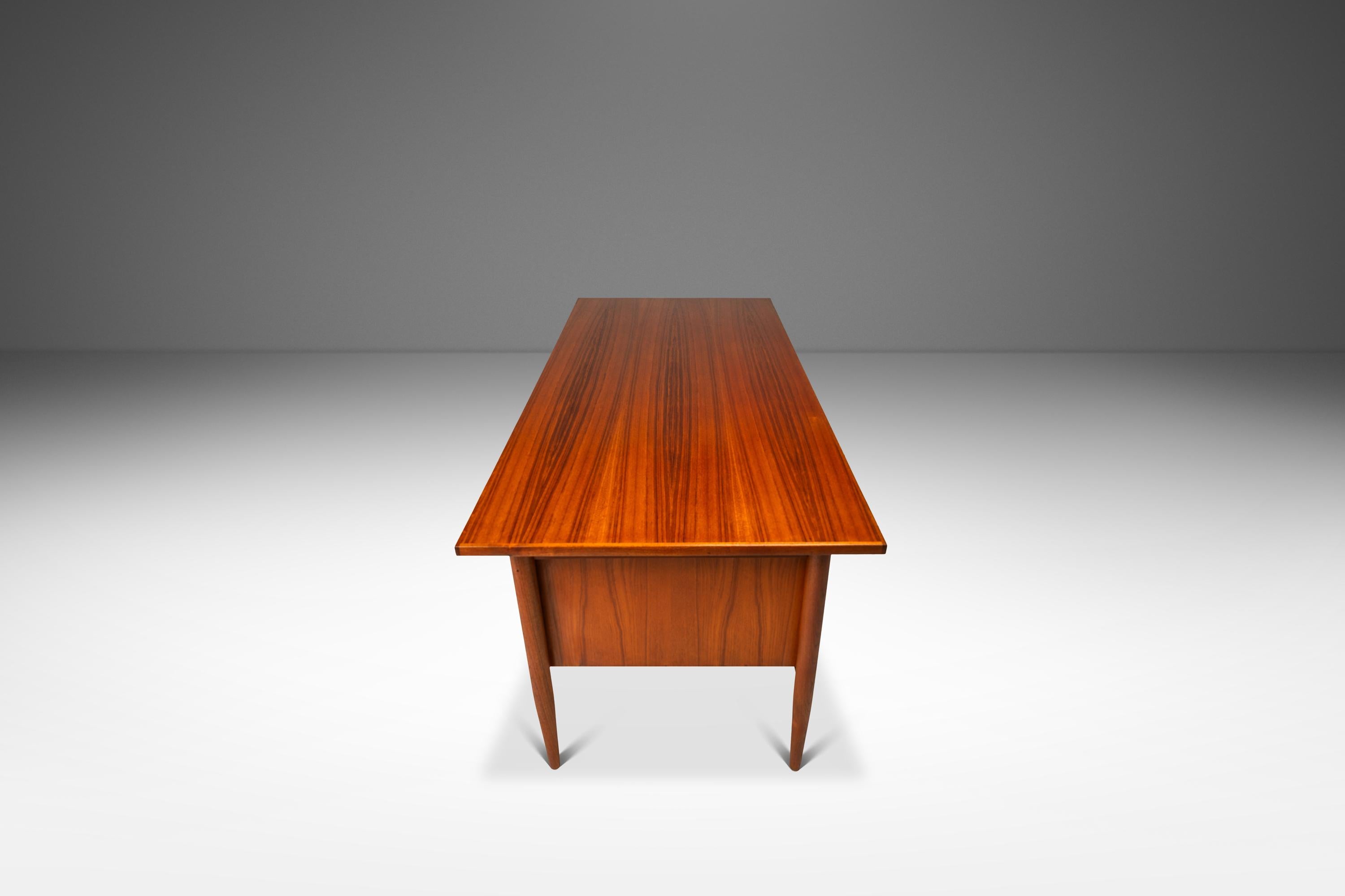 Metà XX secolo Scrivania a sei cassetti in teak di Morredi, Danimarca, 1960 ca. in vendita