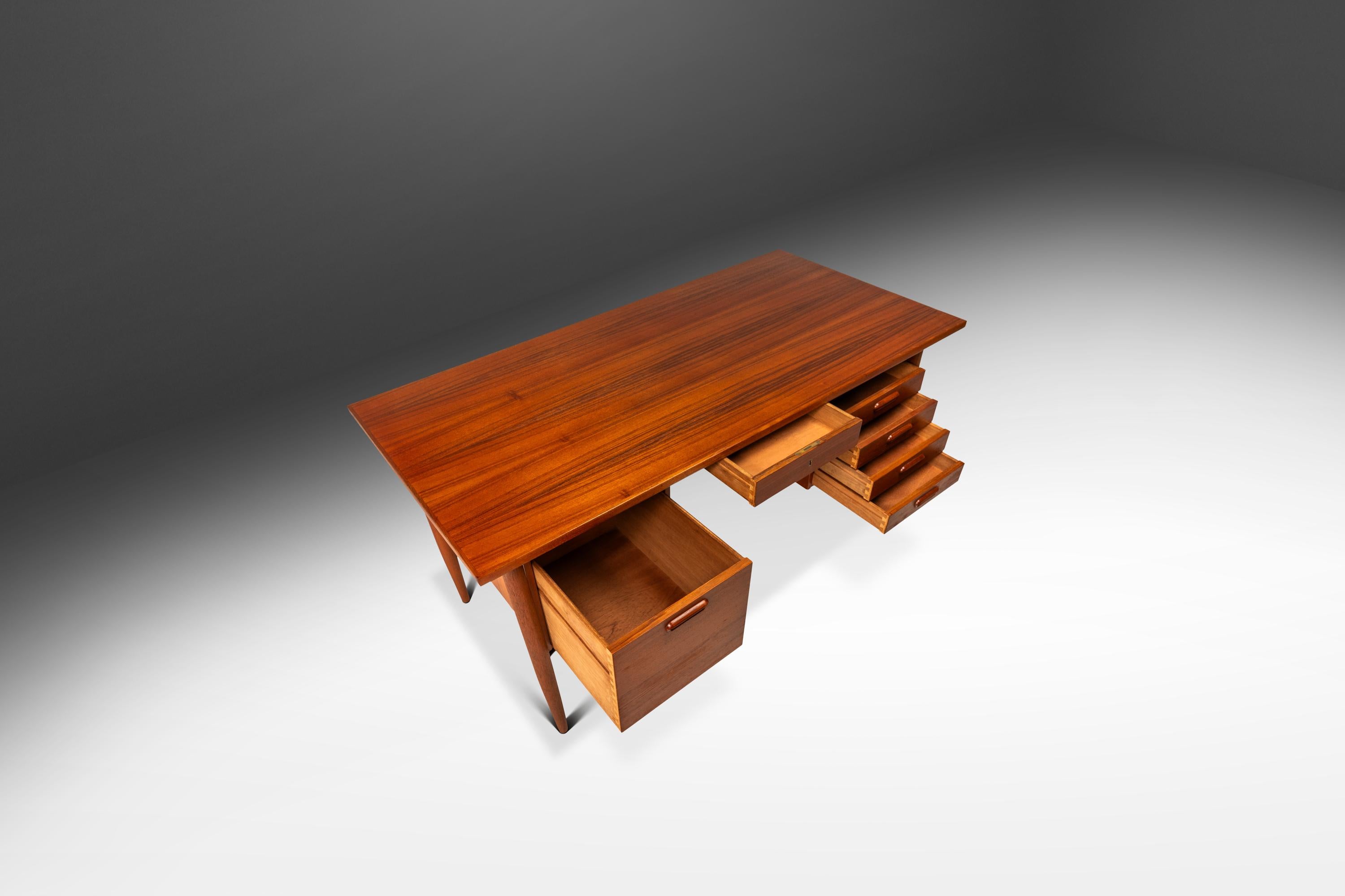 Teak Scrivania a sei cassetti in teak di Morredi, Danimarca, 1960 ca. in vendita