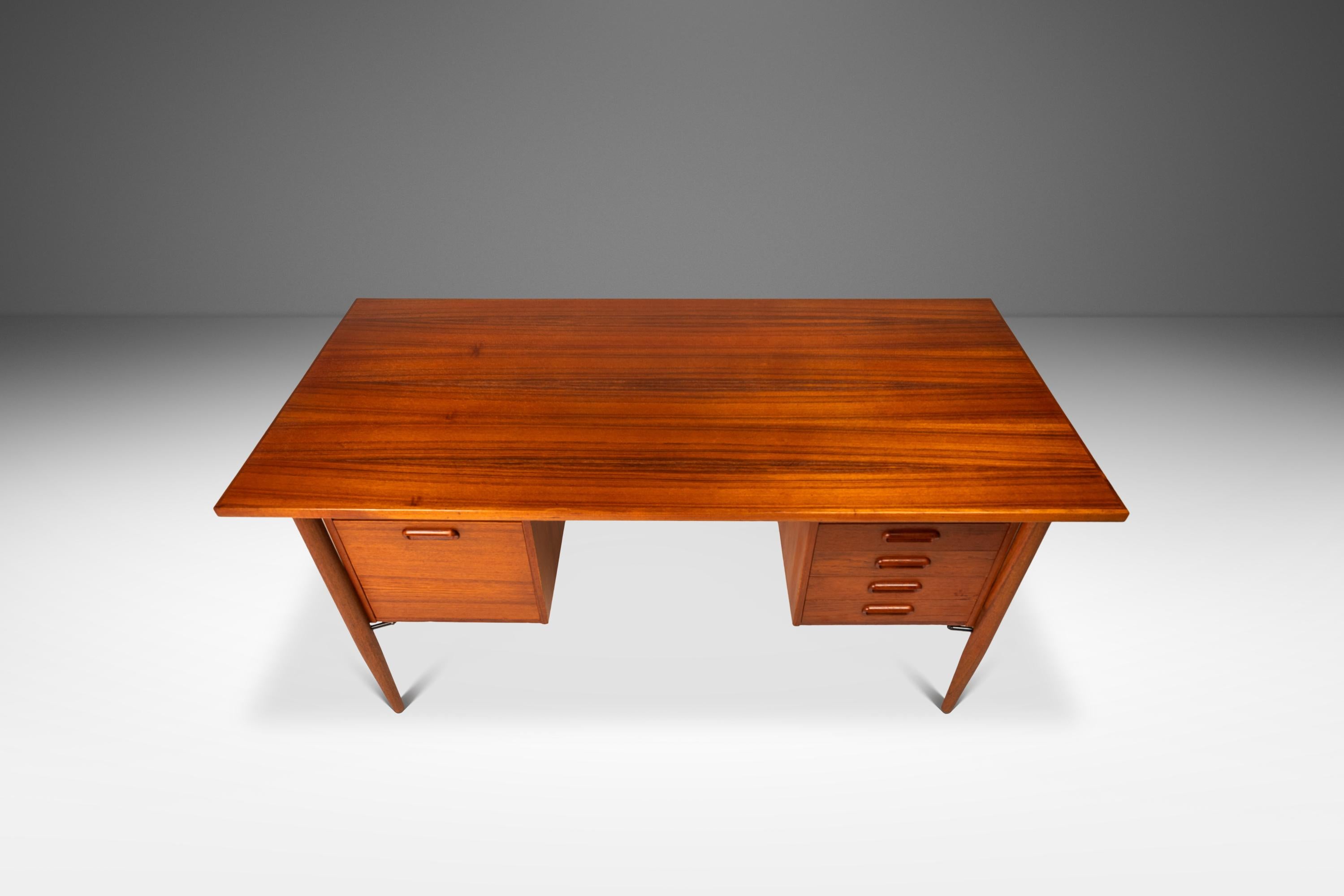 Scrivania a sei cassetti in teak di Morredi, Danimarca, 1960 ca. in vendita 1