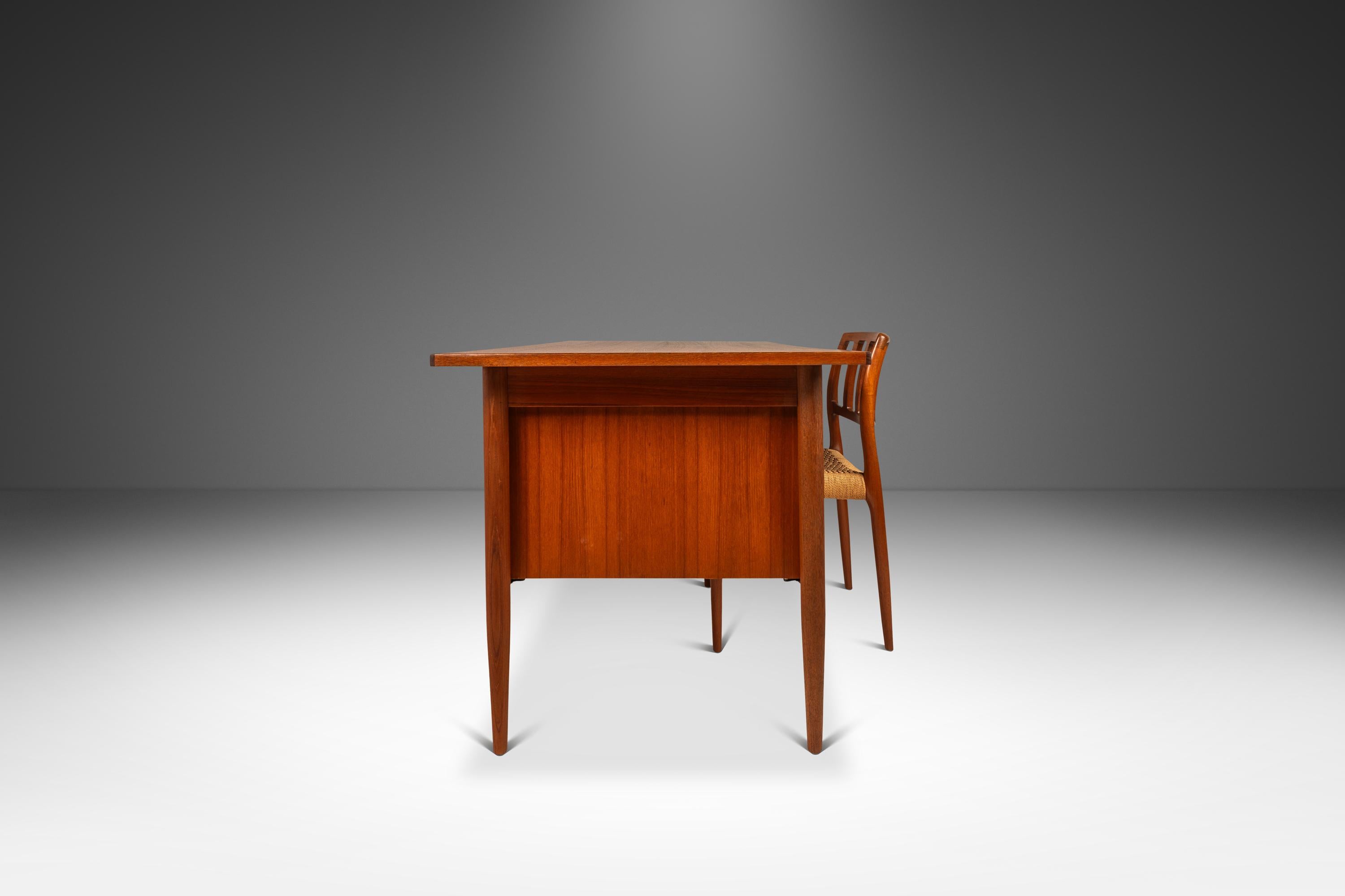Scrivania a sei cassetti in teak di Morredi, Danimarca, 1960 ca. in vendita 2