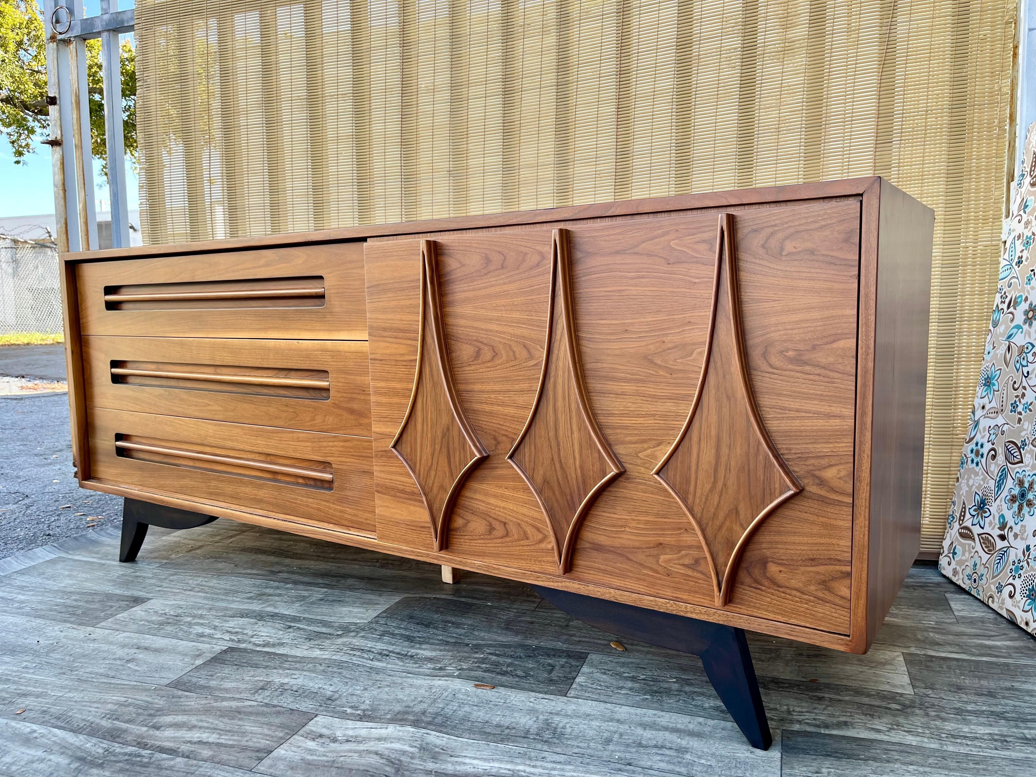 Mid Century Modern Six Drawers Credenza by Young Manufacturing. Circa 1960s For Sale 2
